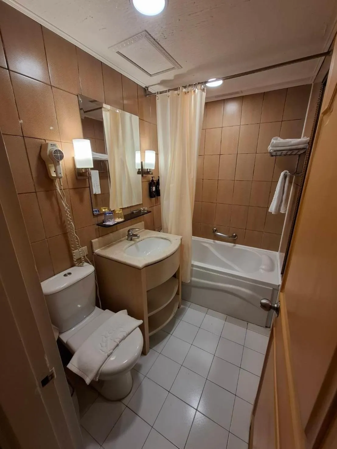 Toilet in Erin Hotel