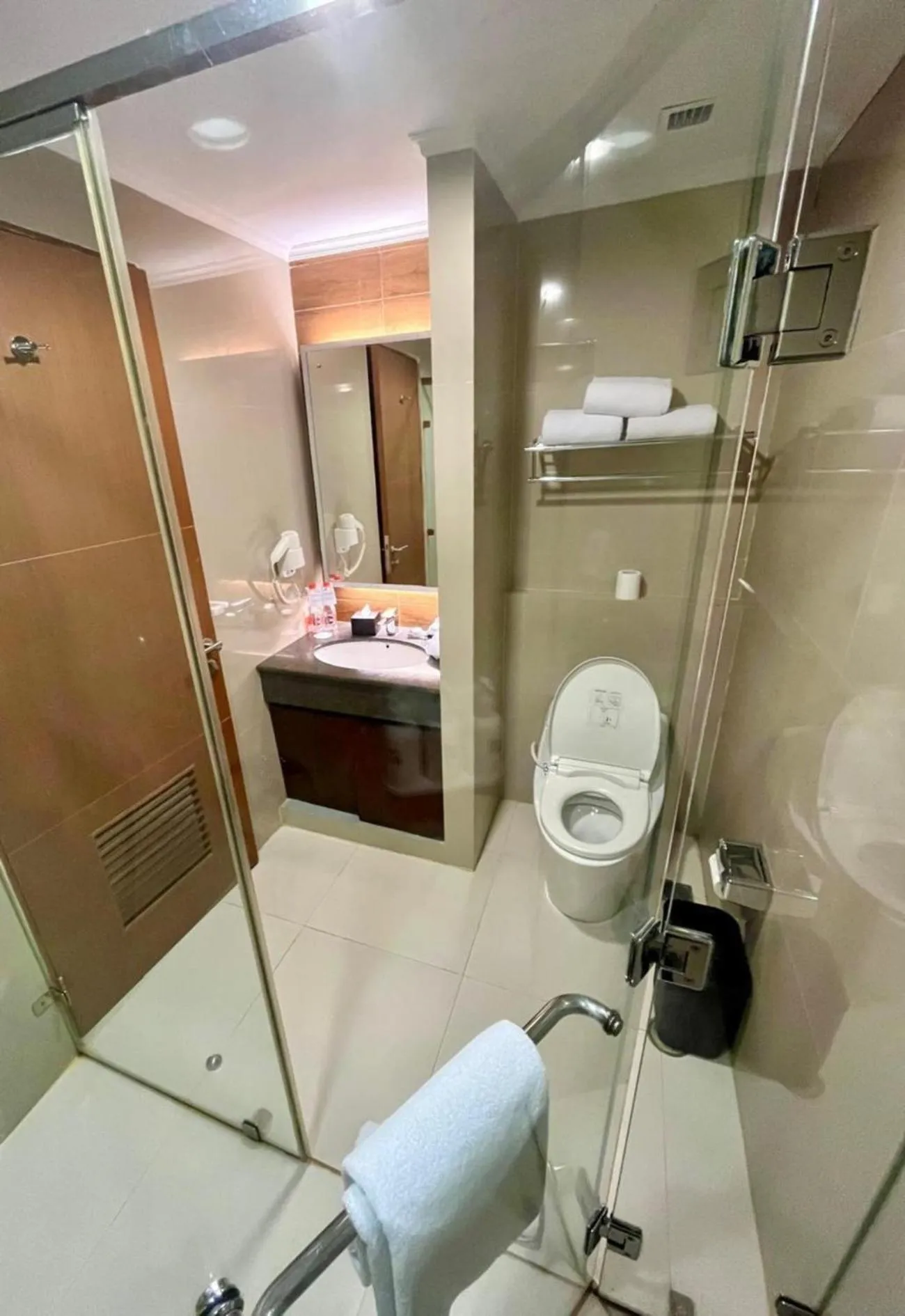 Shower in Swiss-Belresidences Rasuna Epicentrum