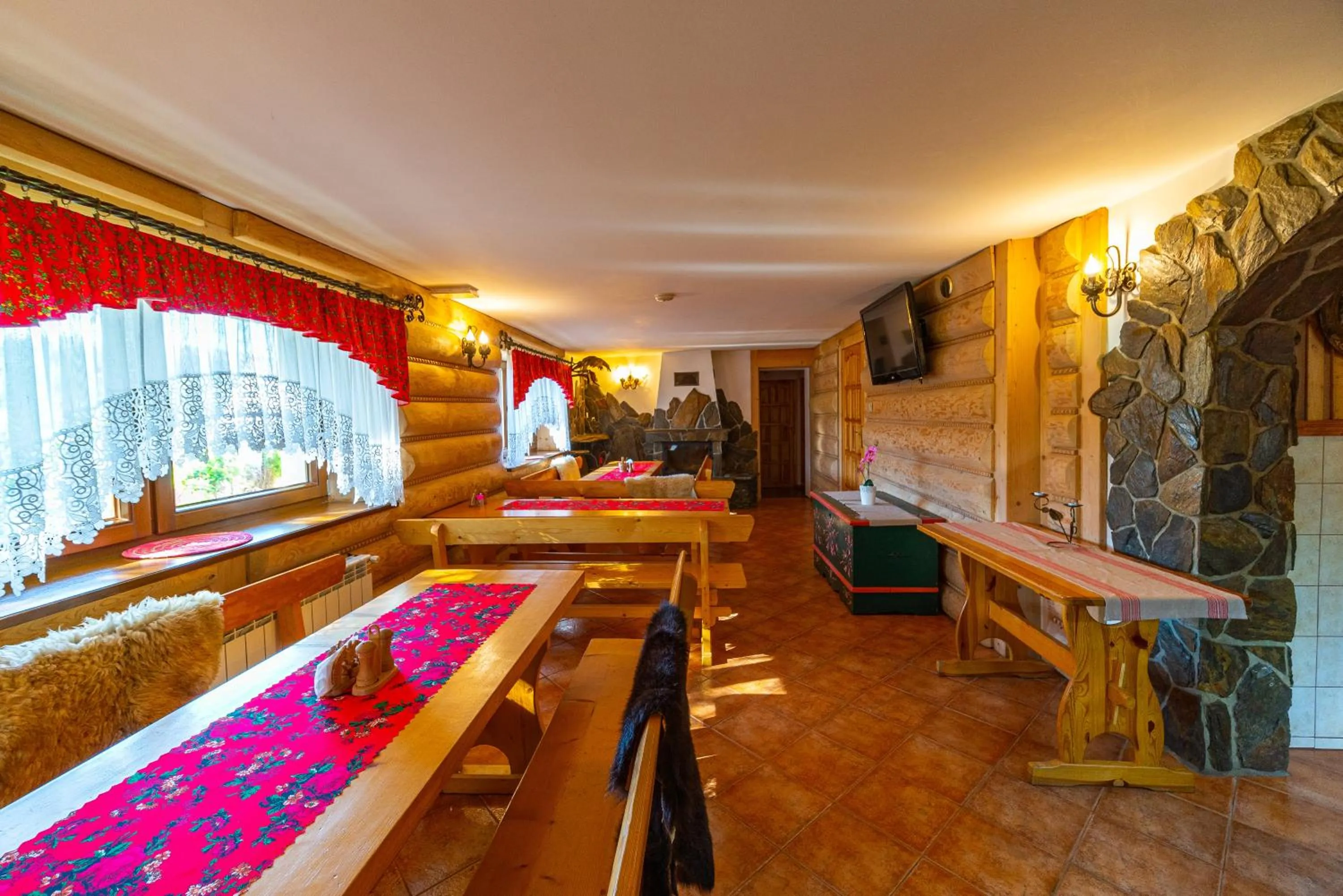 Communal lounge/ TV room in Apartamenty i Pokoje w Willi na Ubocy