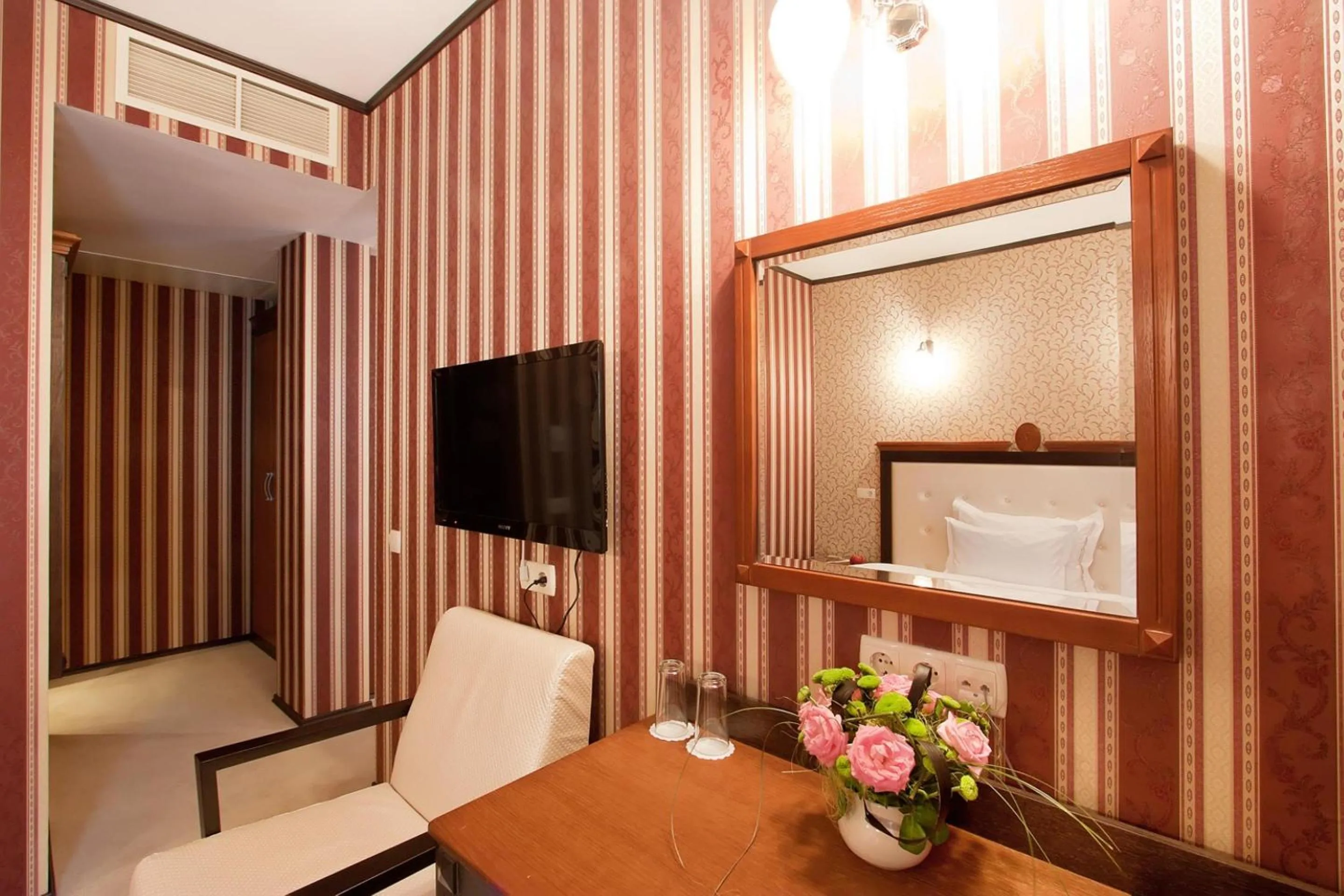 Bedroom in Best Western Plus Bristol Hotel