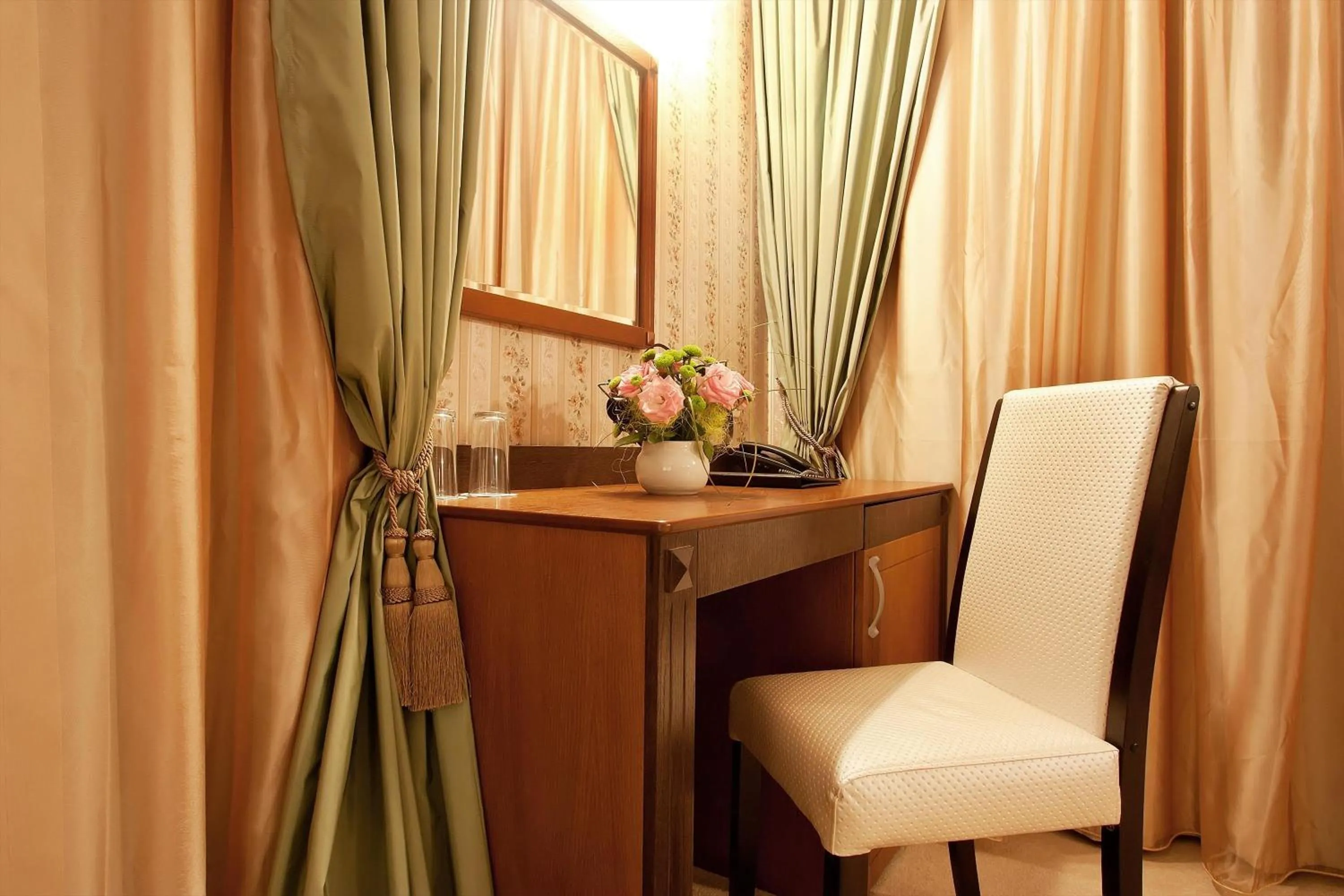 Photo of the whole room in Best Western Plus Bristol Hotel