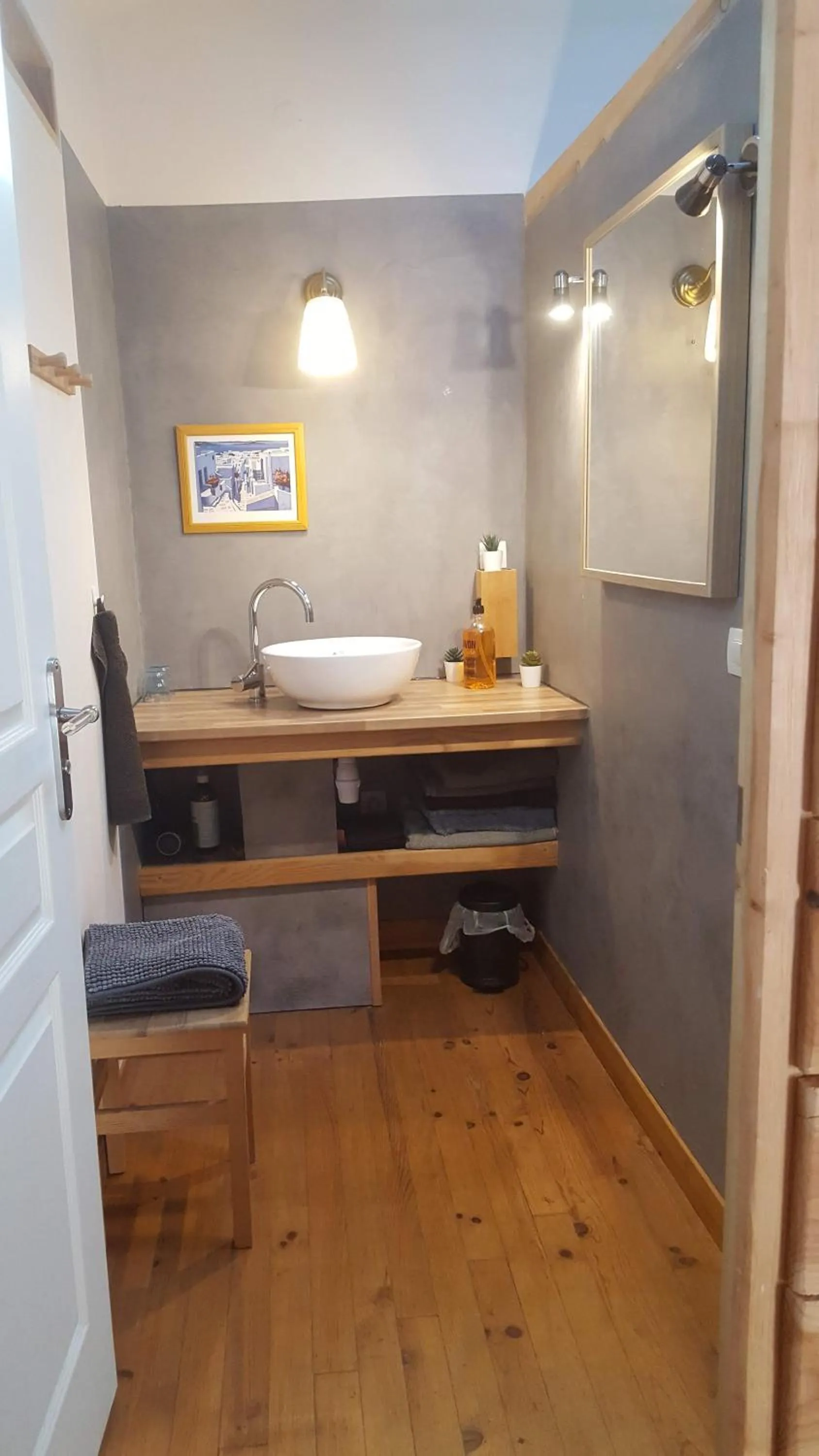 Bathroom in Le Chalet du Parc proche du safari parc de Peaugres