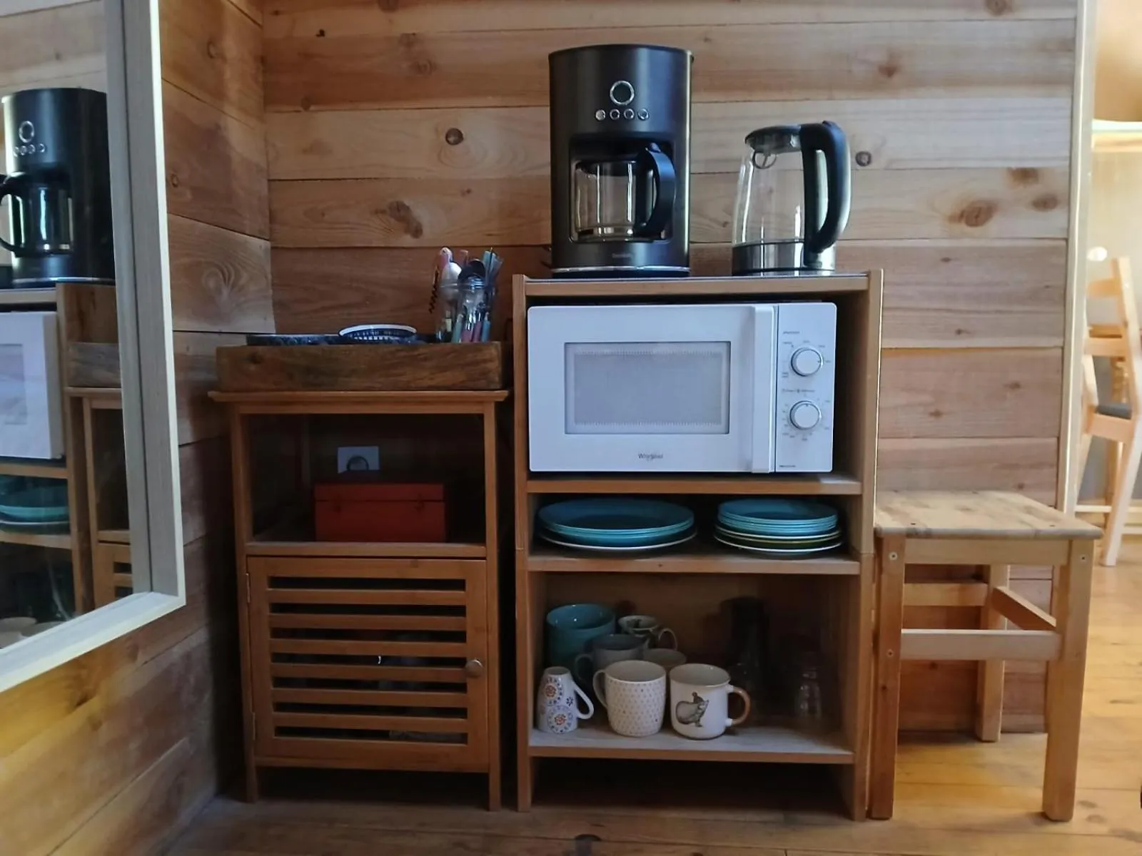 Dining area in Le Chalet du Parc proche du safari parc de Peaugres
