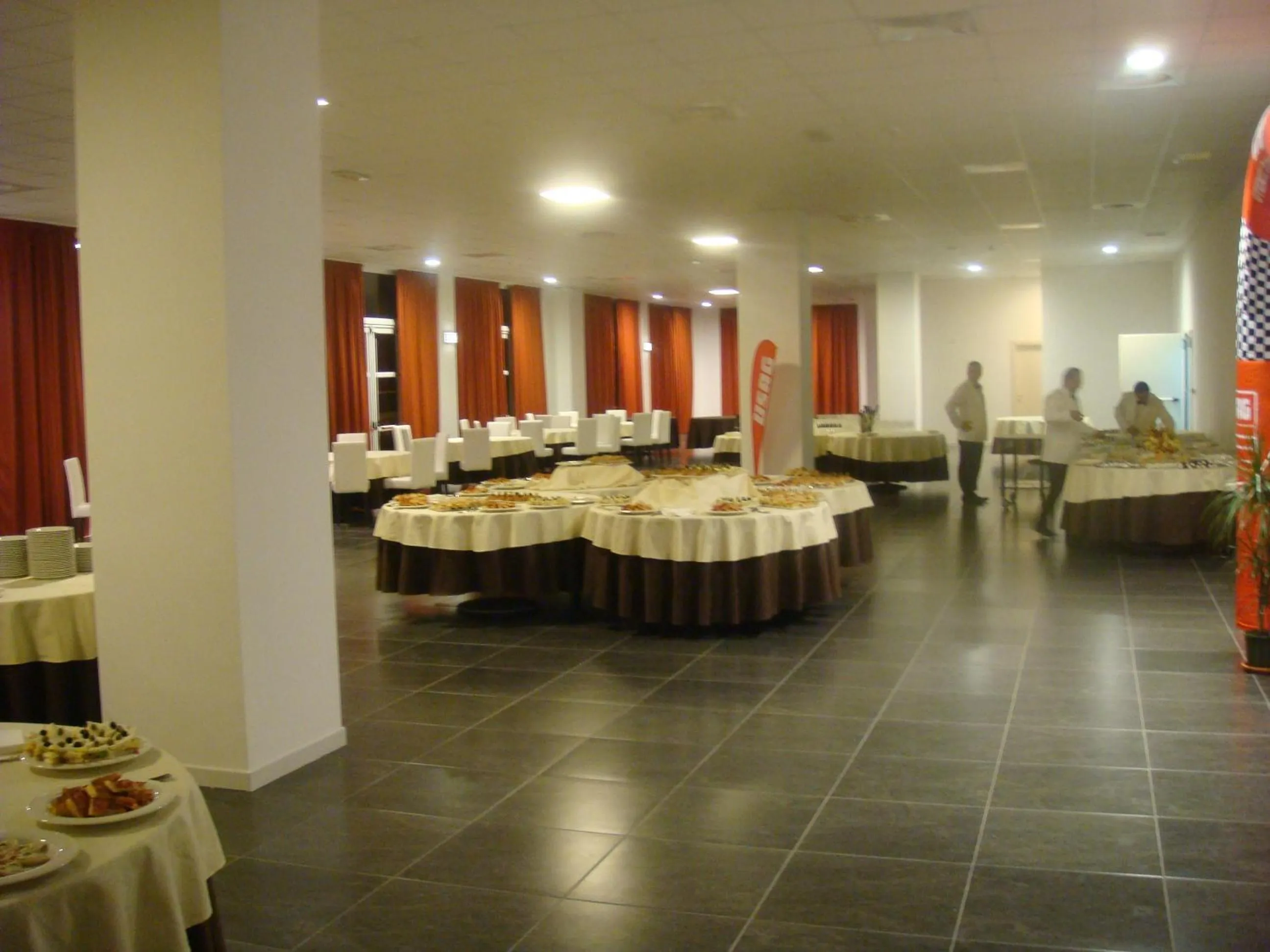 Restaurant/places to eat in Santa Loja Hotel Residence