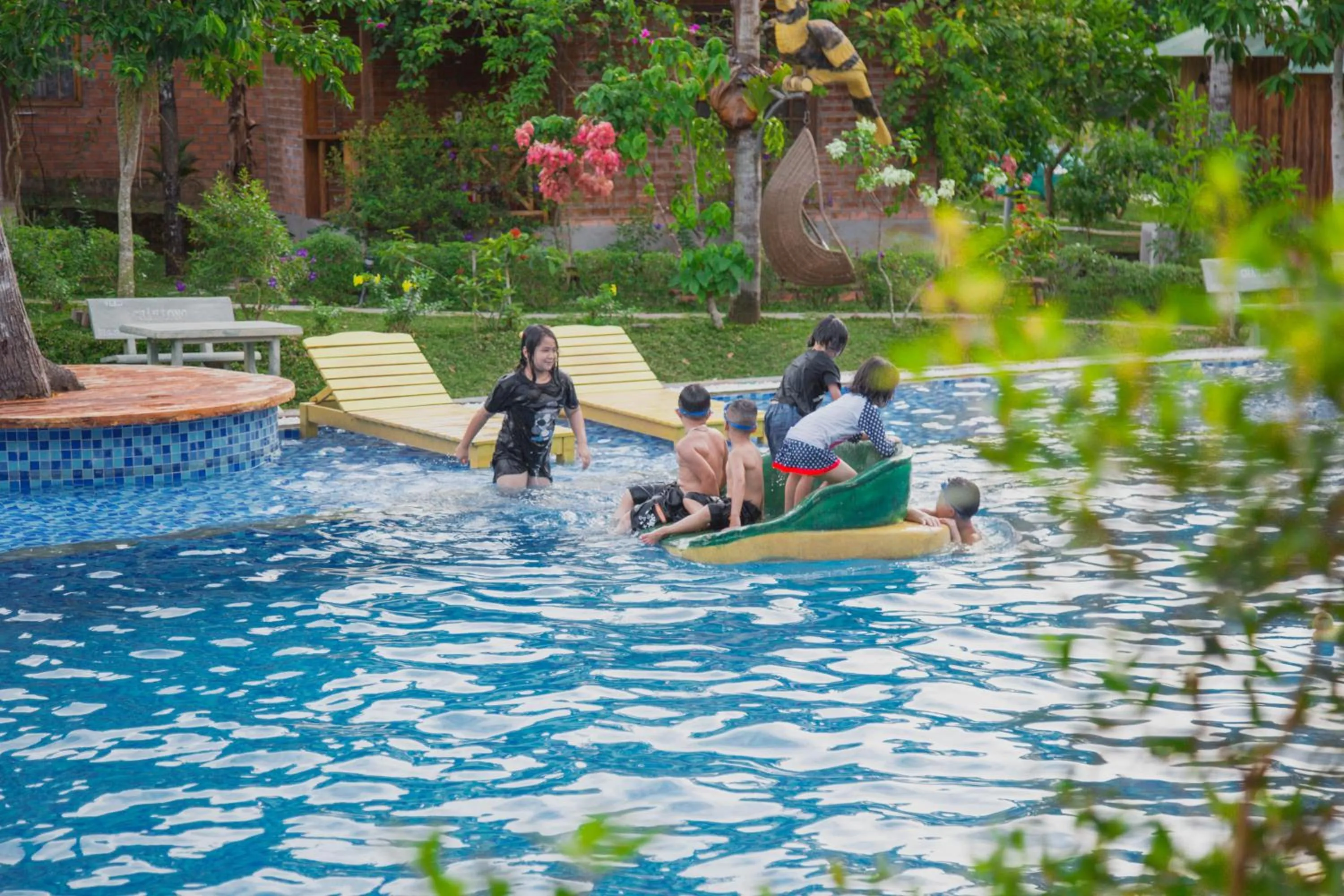 Guests in Phu Quoc Valley Sen Bungalow