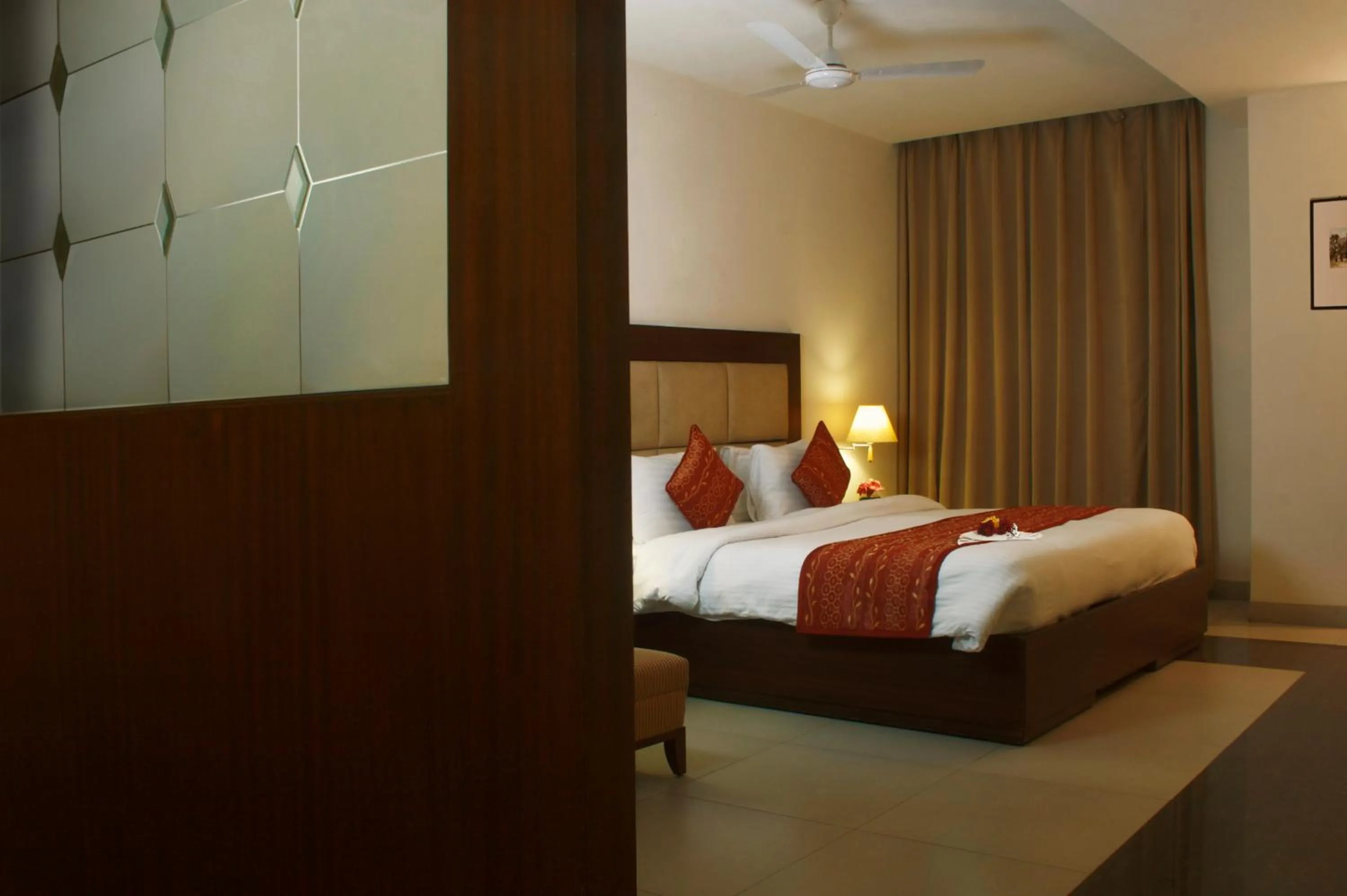 Photo of the whole room, Bed in Legend Sarovar Portico