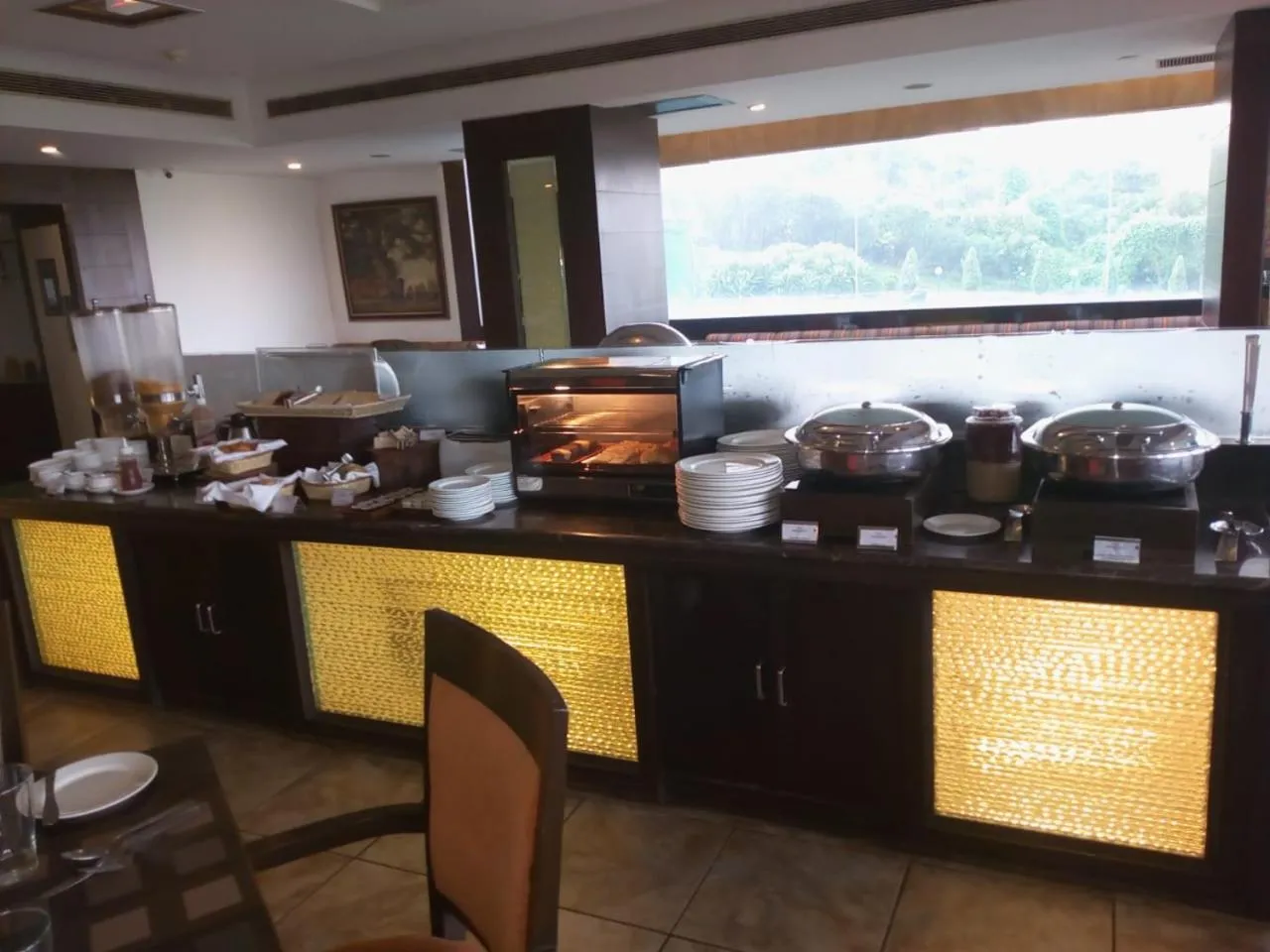 Restaurant/places to eat in Legend Sarovar Portico