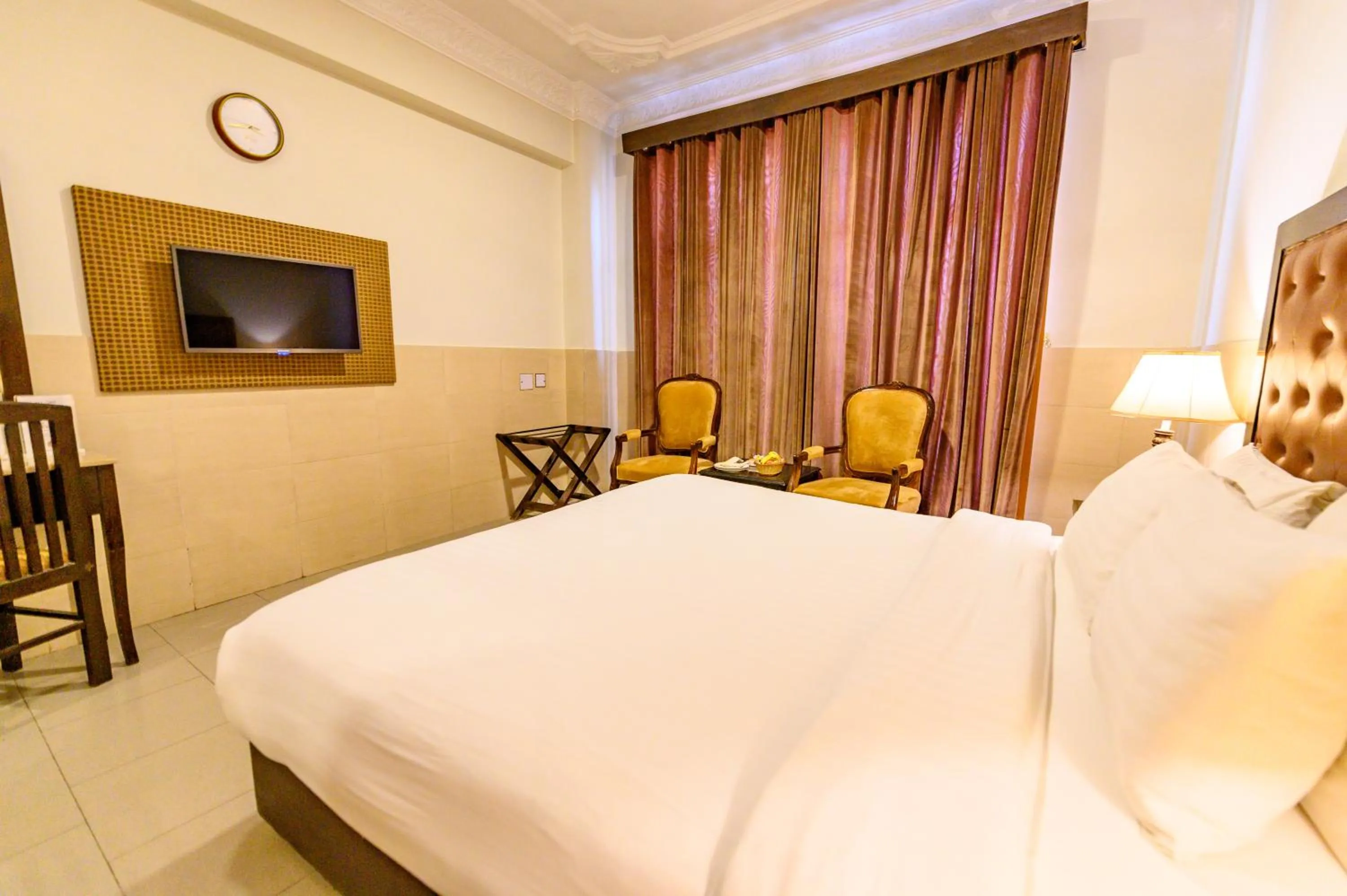 Bedroom, Bed in Hotel One Mall Road Murree