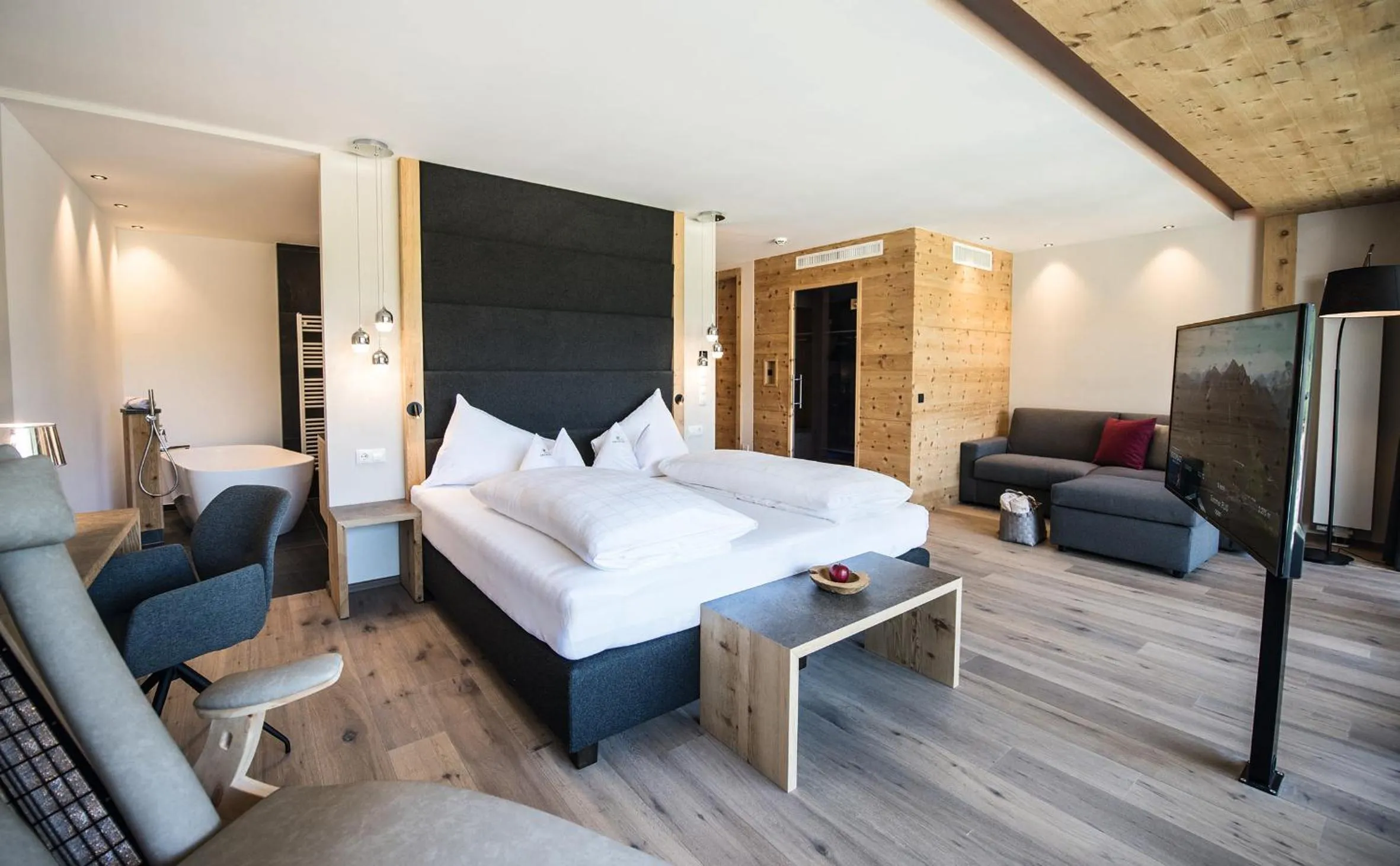 Decorative detail, Bed in Hotel Kronblick