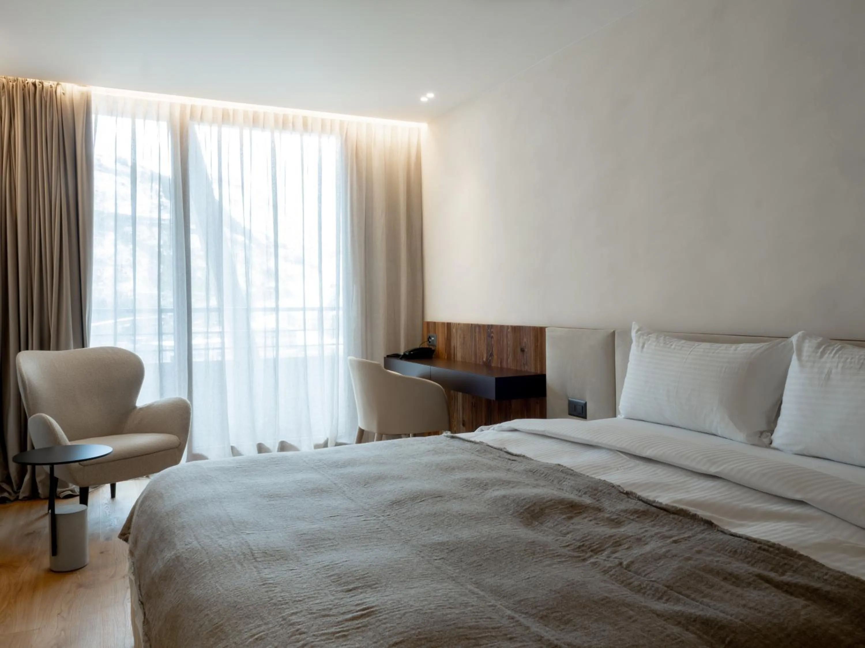 Bedroom, Bed in Radisson Blu Hotel Reussen, Andermatt