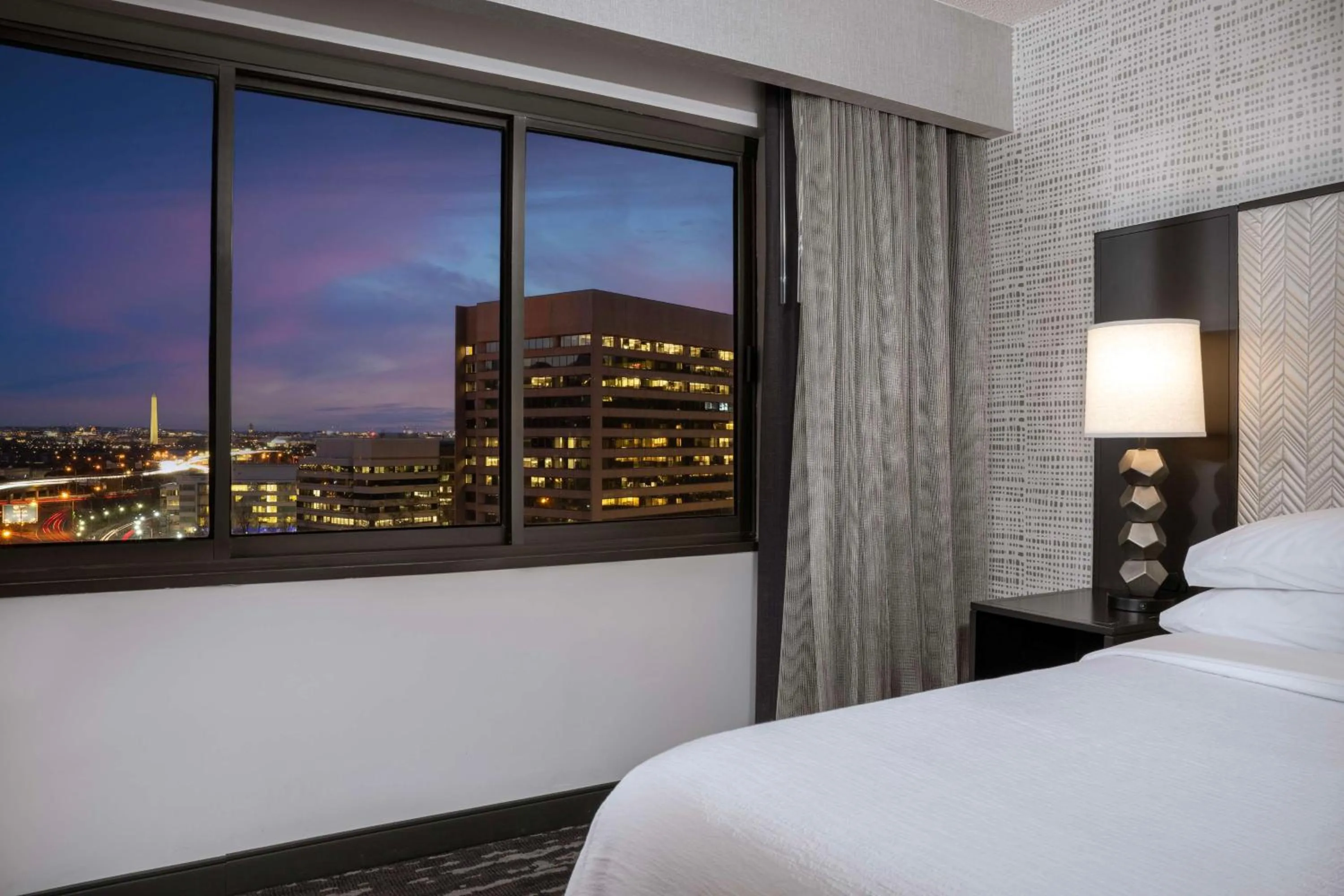 Bed in Embassy Suites by Hilton Crystal City National Airport