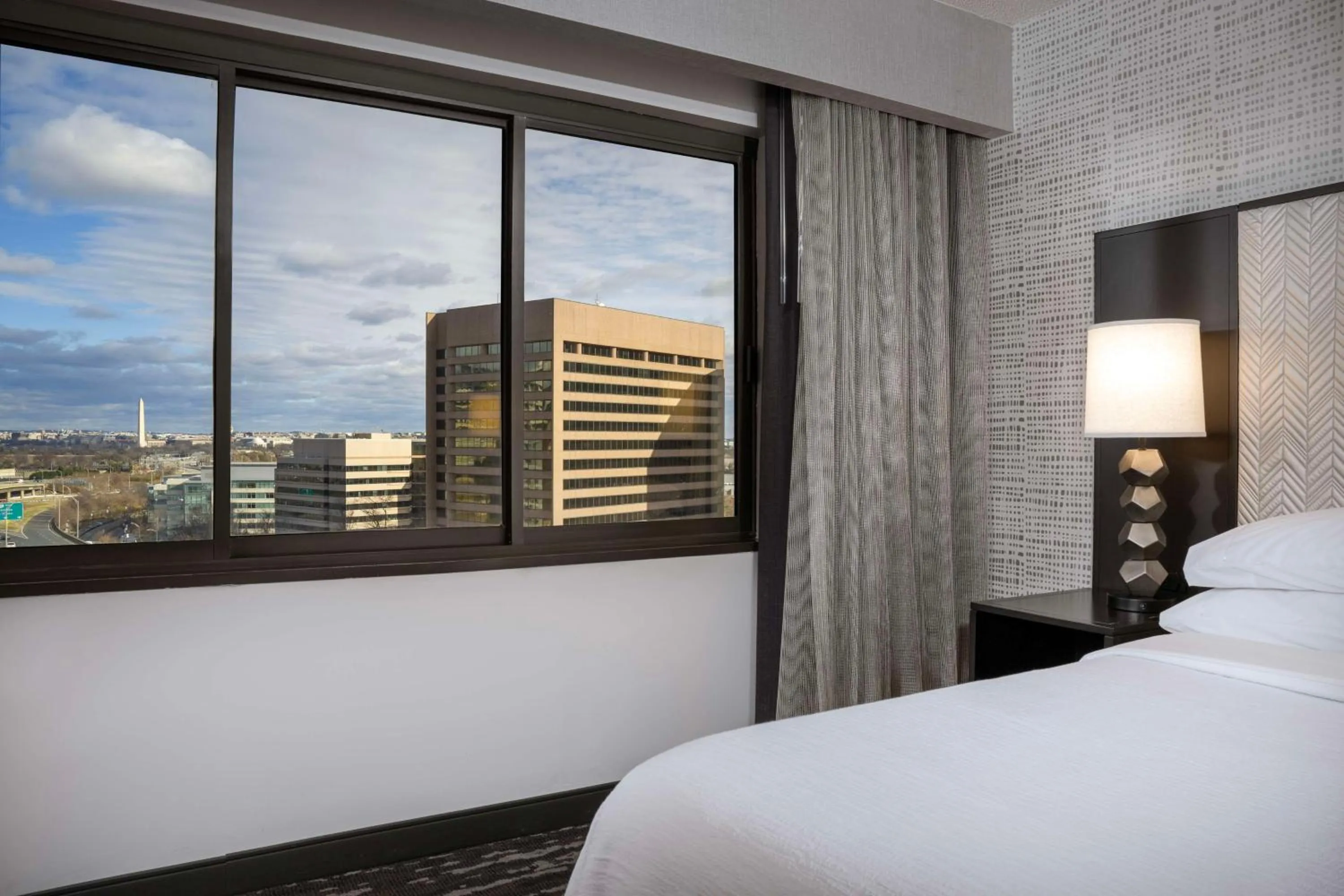 Bed in Embassy Suites by Hilton Crystal City National Airport