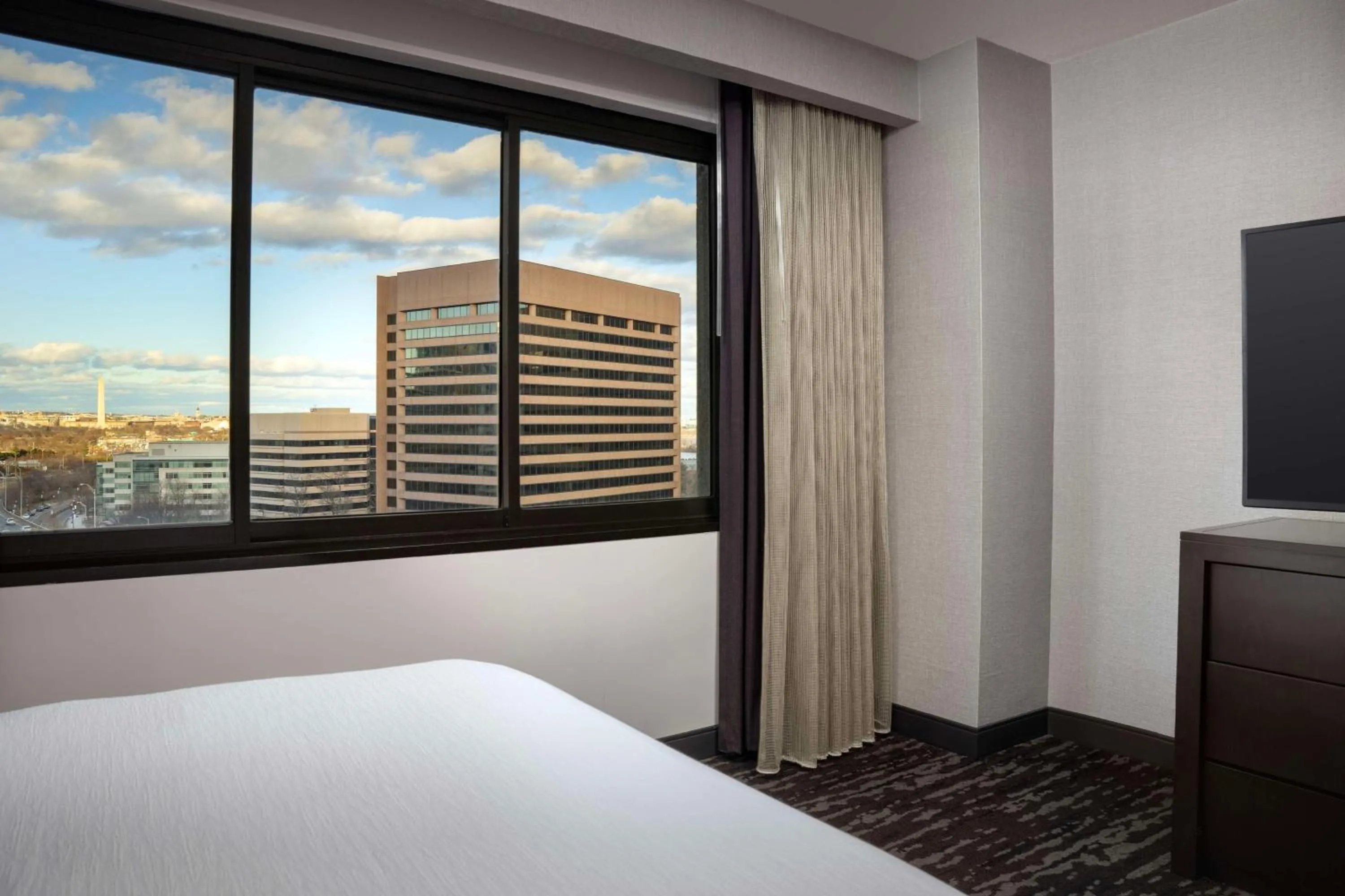 Bed in Embassy Suites by Hilton Crystal City National Airport