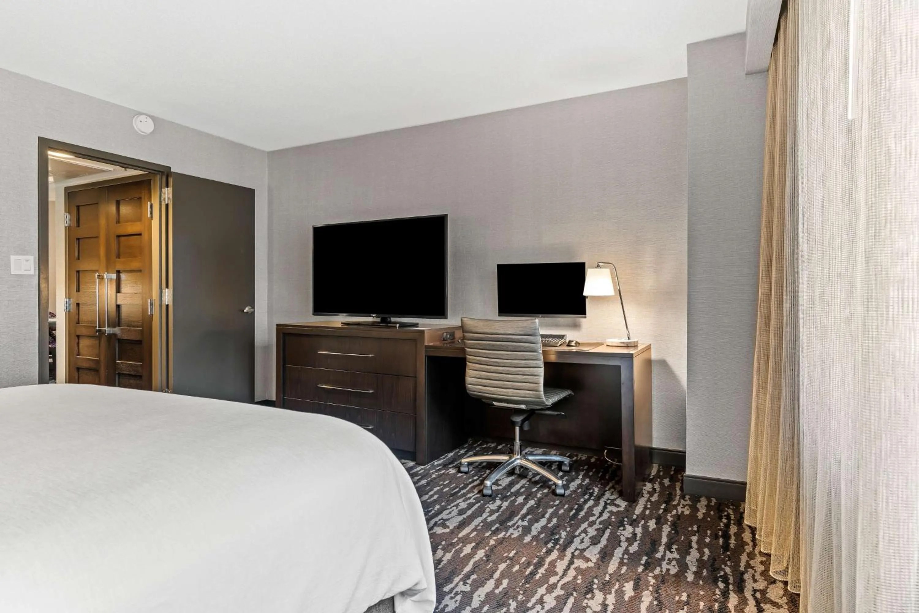 Bed in Embassy Suites by Hilton Crystal City National Airport