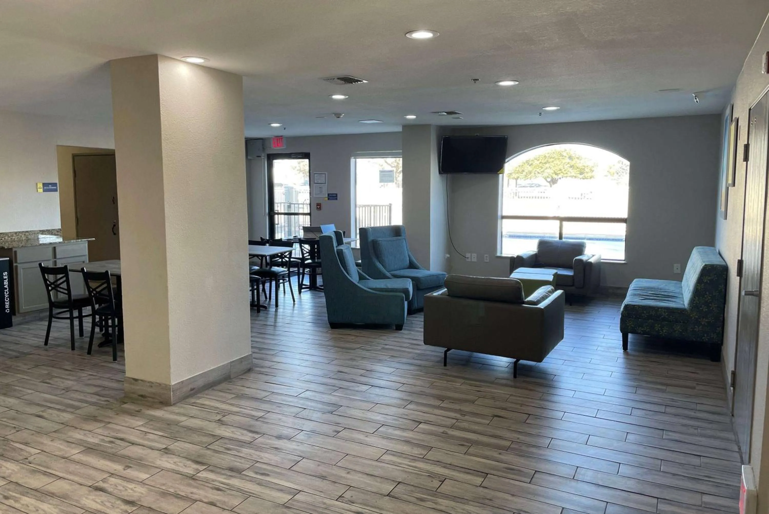 Lobby or reception in Days Inn by Wyndham Dallas Garland West