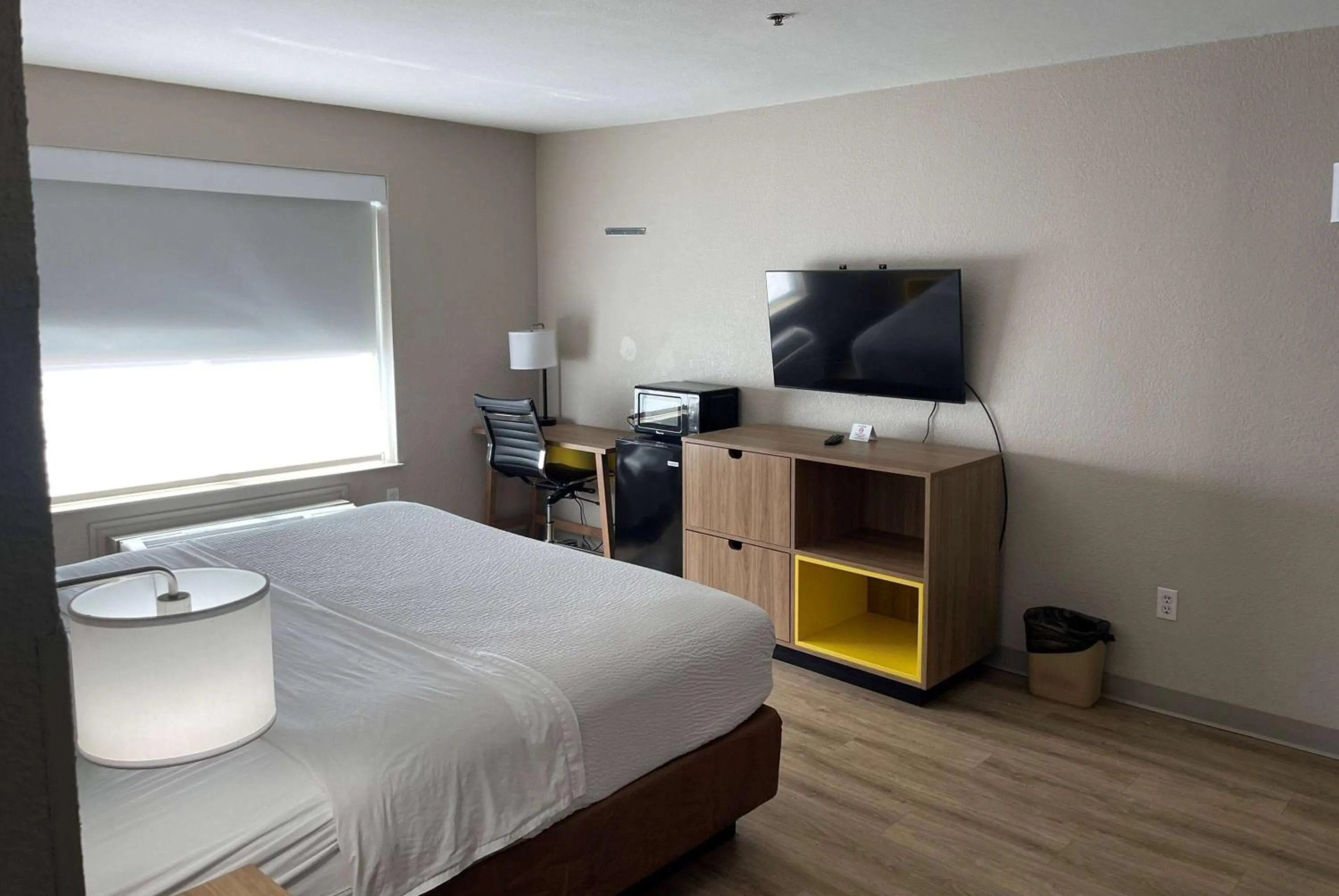 Photo of the whole room, Bed in Days Inn by Wyndham Dallas Garland West