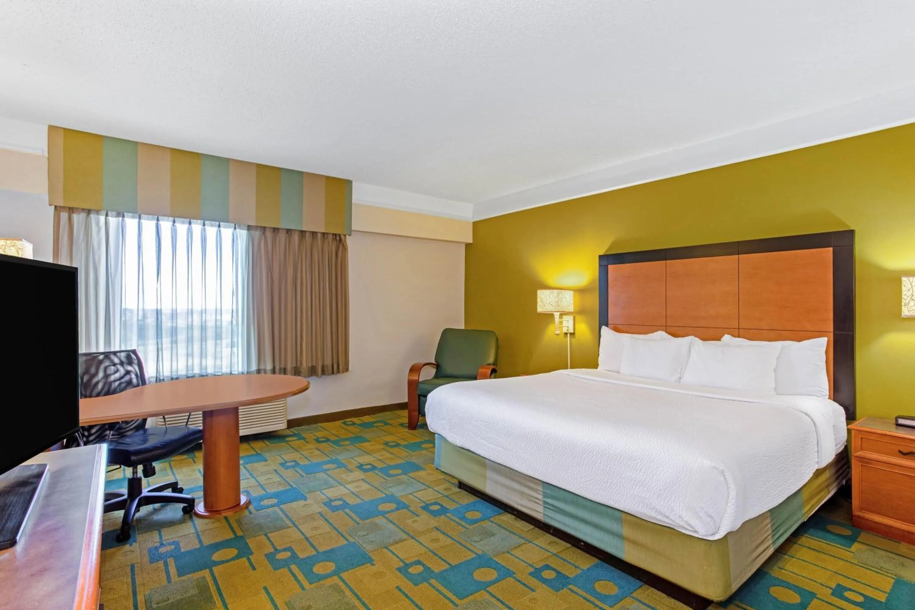 Photo of the whole room, Bed in La Quinta by Wyndham Orlando I Drive/Conv Center