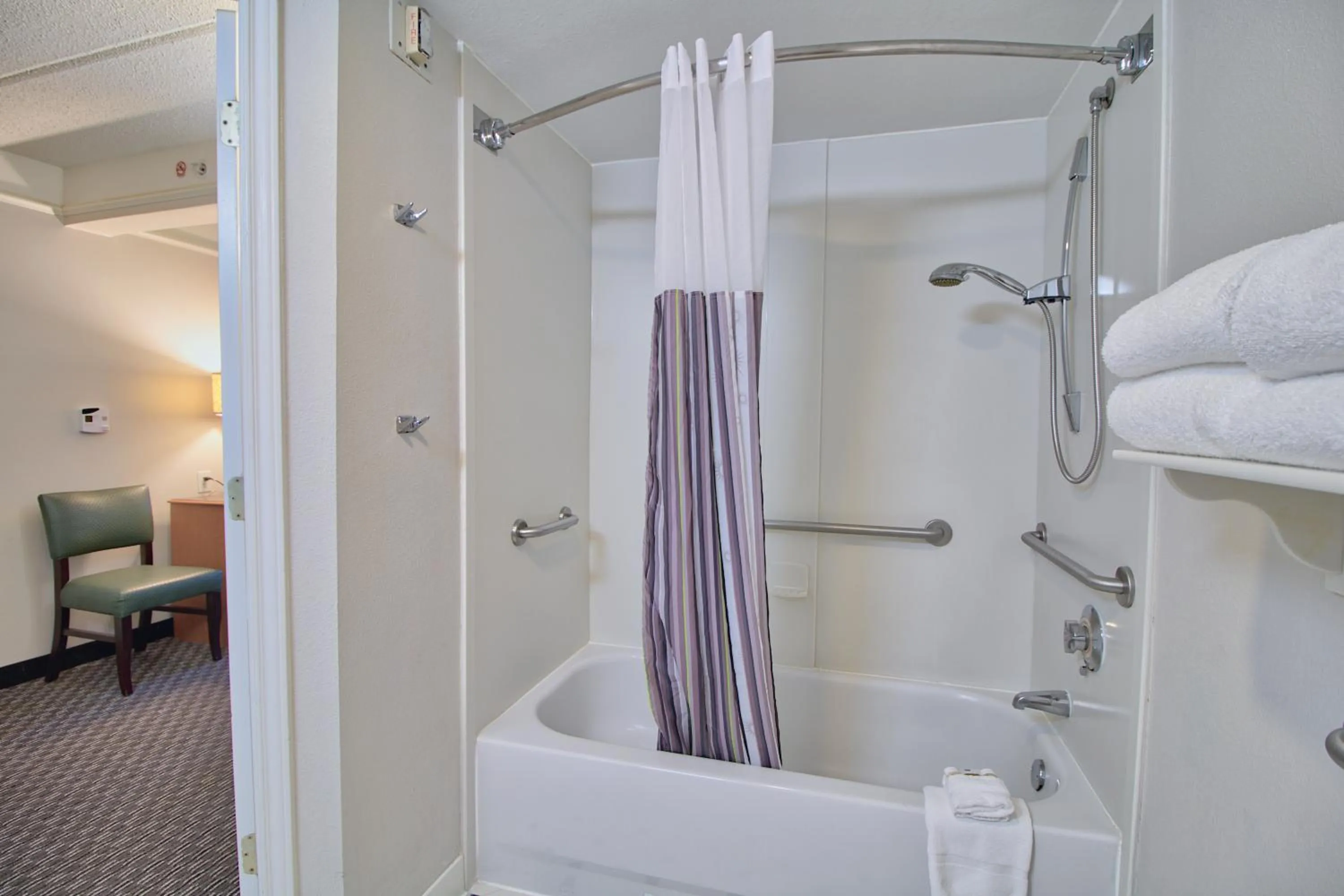 Bathroom, Bed in La Quinta by Wyndham Orlando I Drive/Conv Center