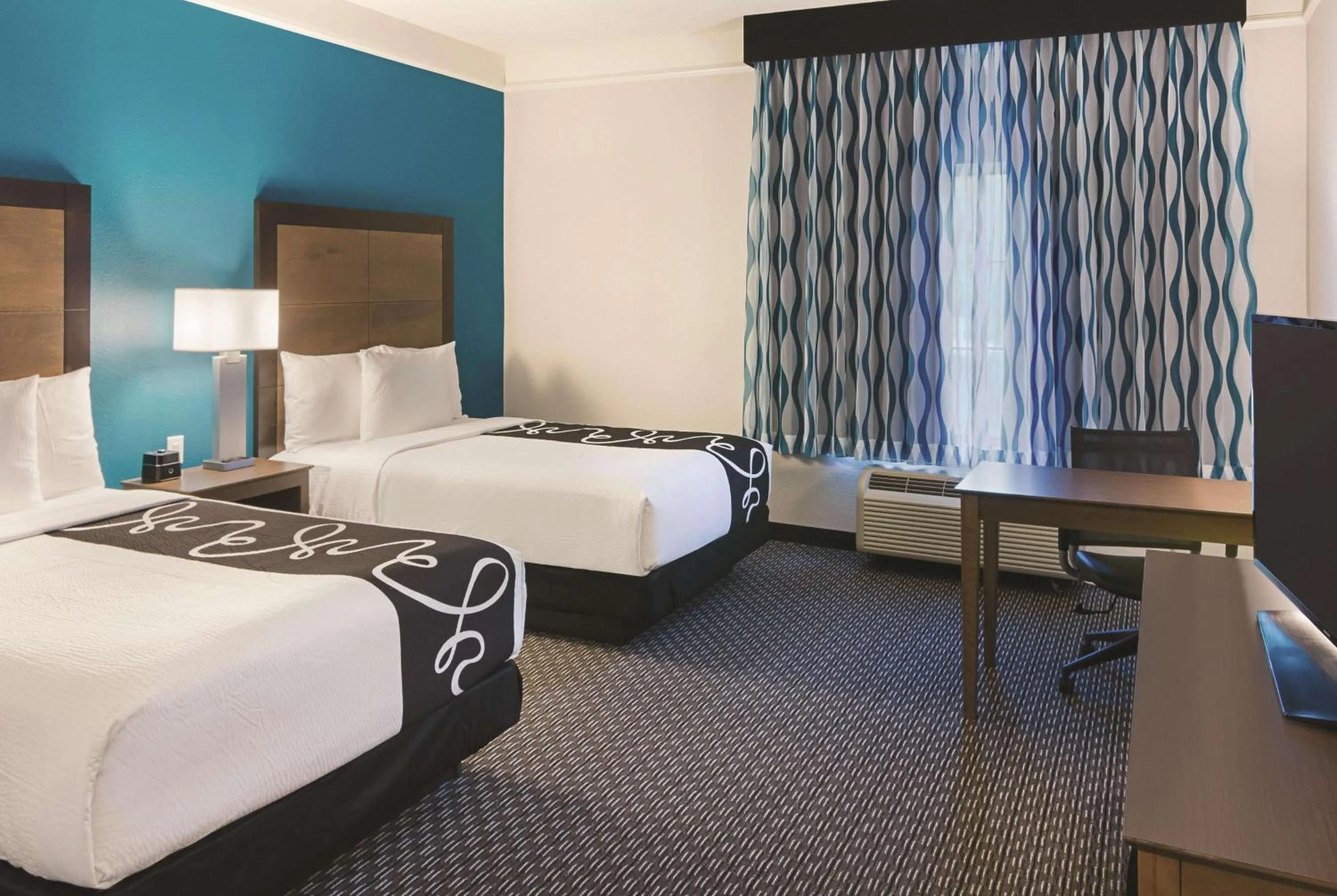 Photo of the whole room, Bed in La Quinta by Wyndham Orlando UCF