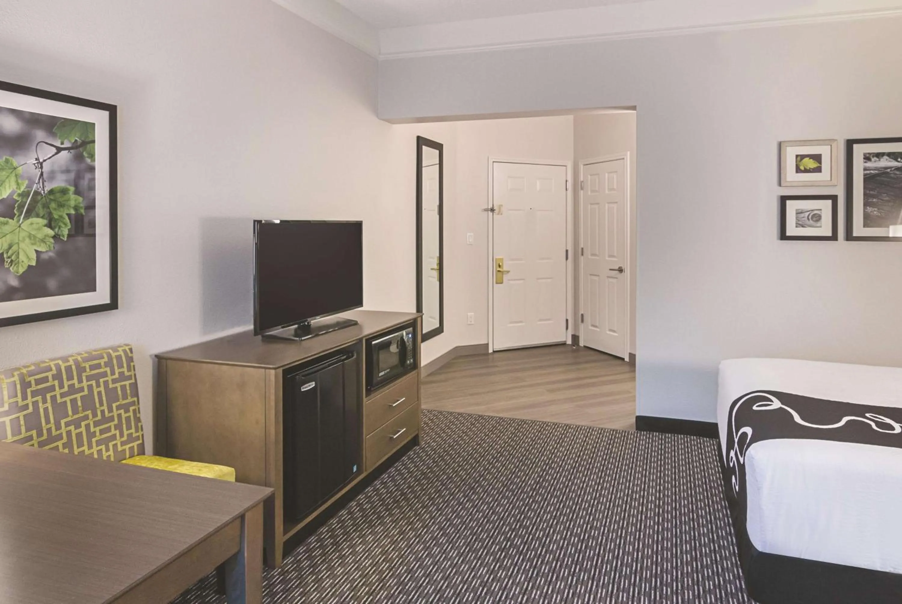 Photo of the whole room in La Quinta by Wyndham Orlando UCF