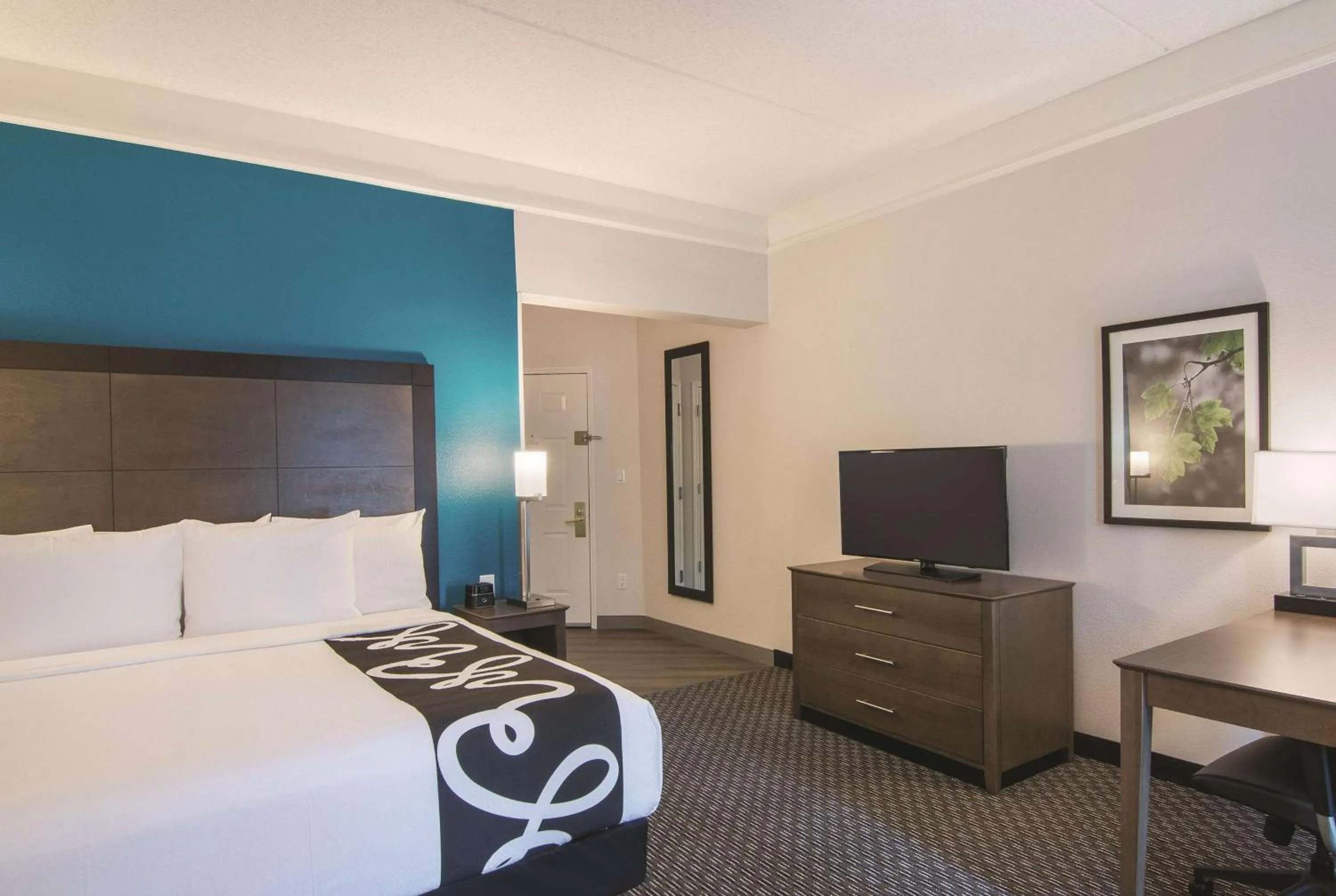 Photo of the whole room, Bed in La Quinta by Wyndham Orlando UCF