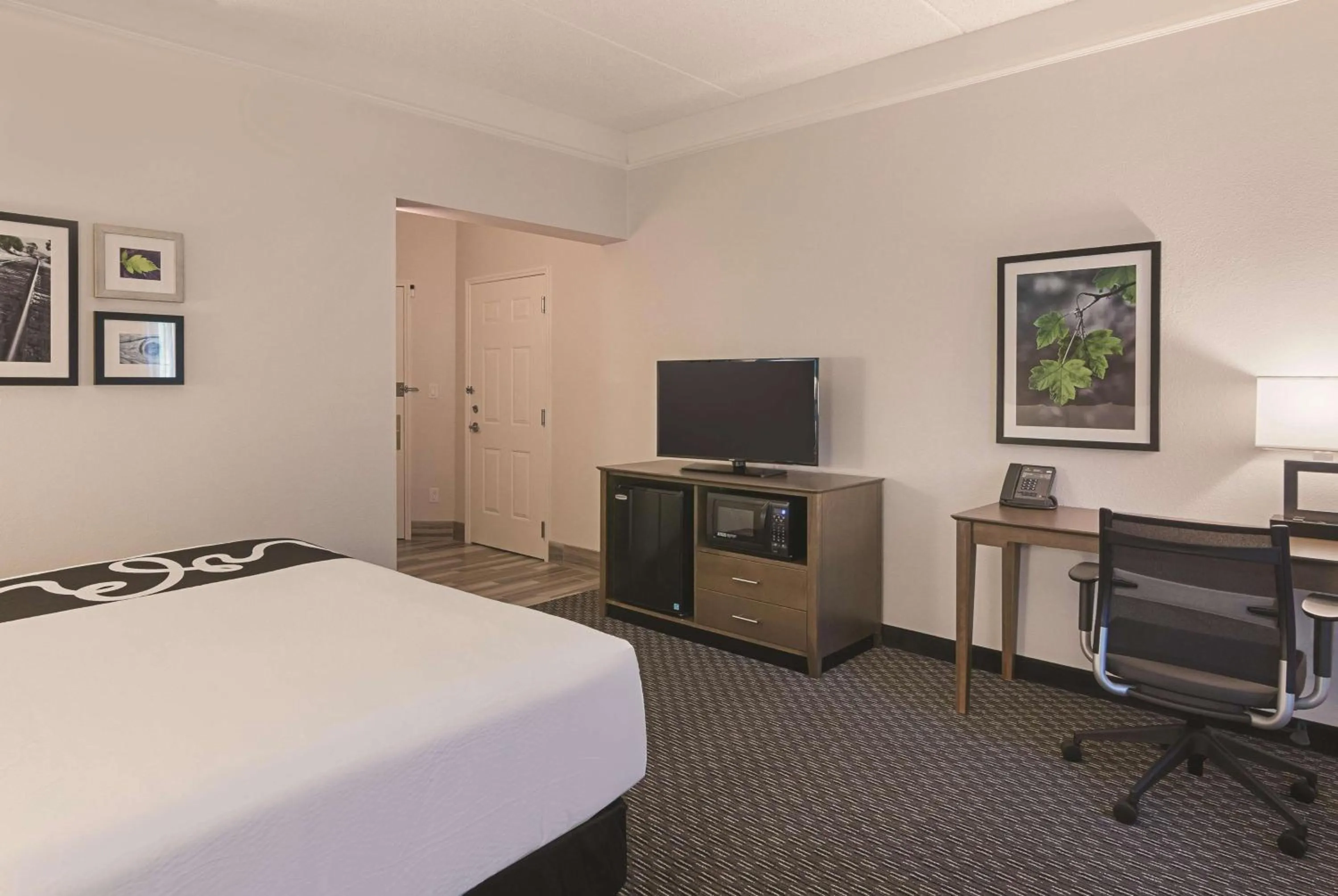 Photo of the whole room, Bed in La Quinta by Wyndham Orlando UCF