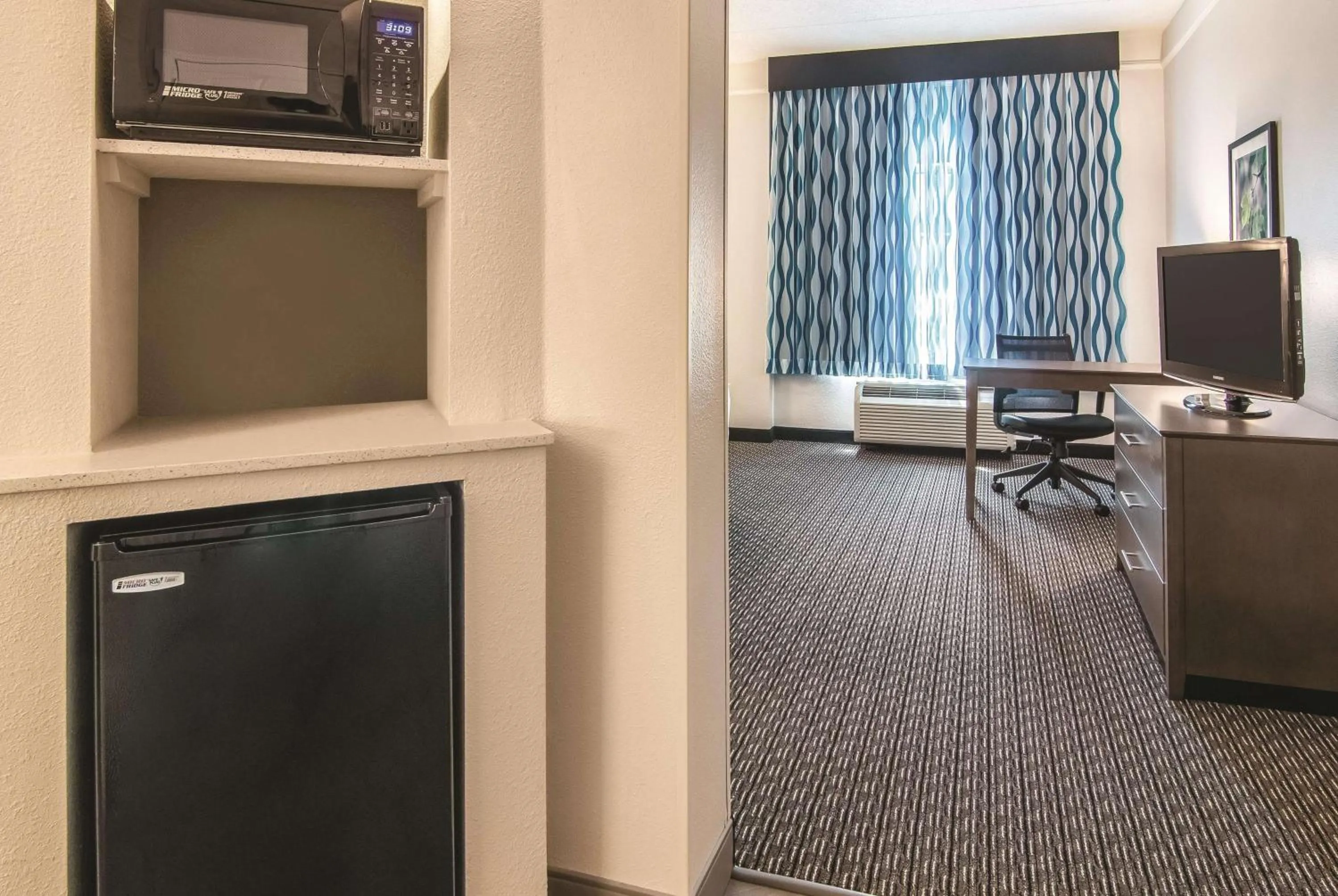 Photo of the whole room in La Quinta by Wyndham Orlando UCF