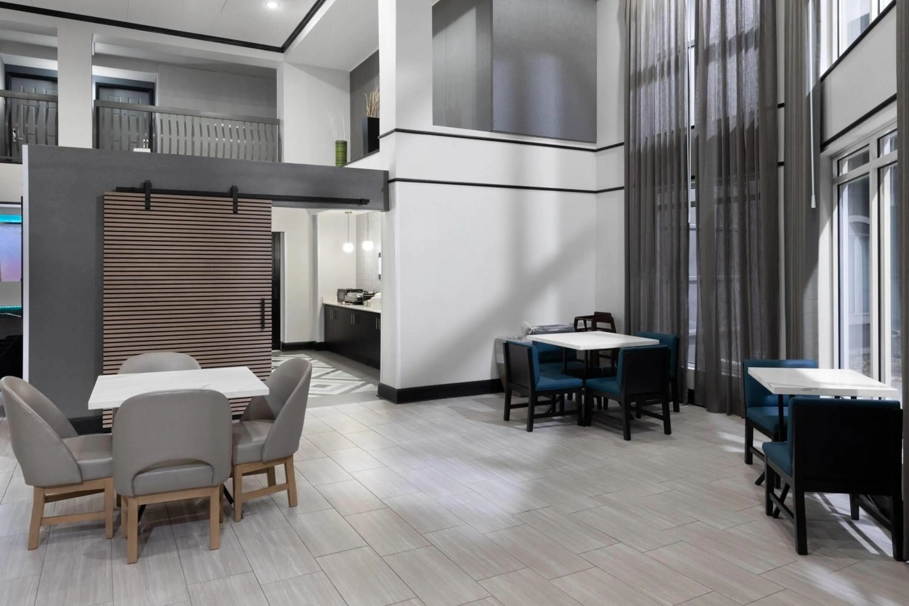 Breakfast in La Quinta Inn & Suites by Wyndham Houston Bush IAH South