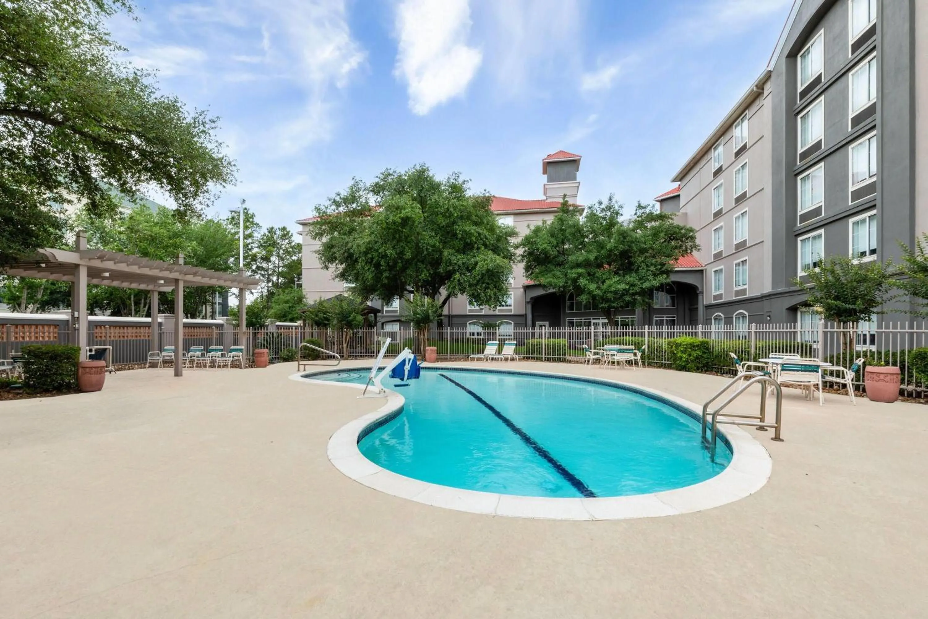 Swimming pool in La Quinta Inn & Suites by Wyndham Houston Bush IAH South
