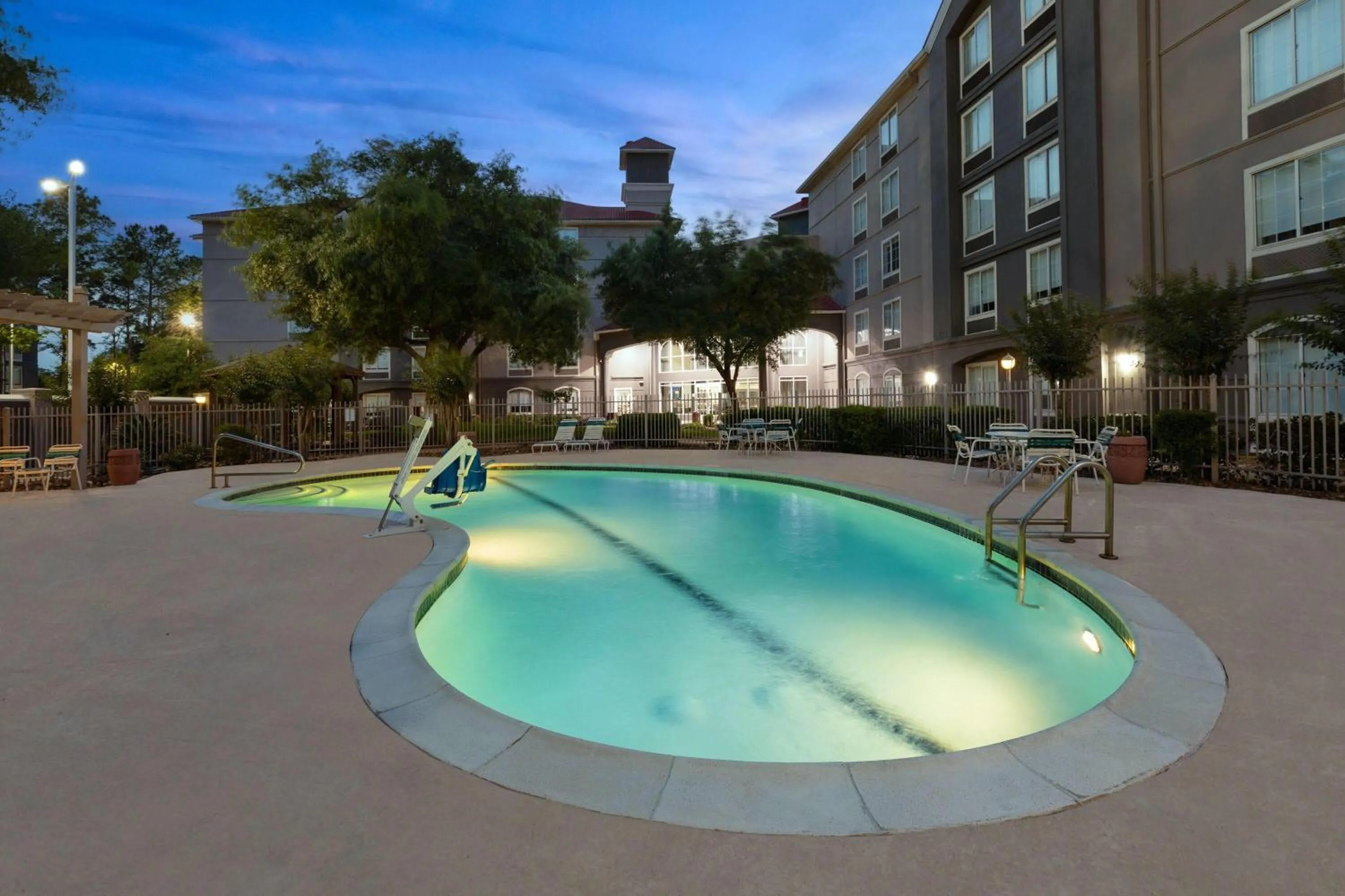 Swimming pool in La Quinta Inn & Suites by Wyndham Houston Bush IAH South