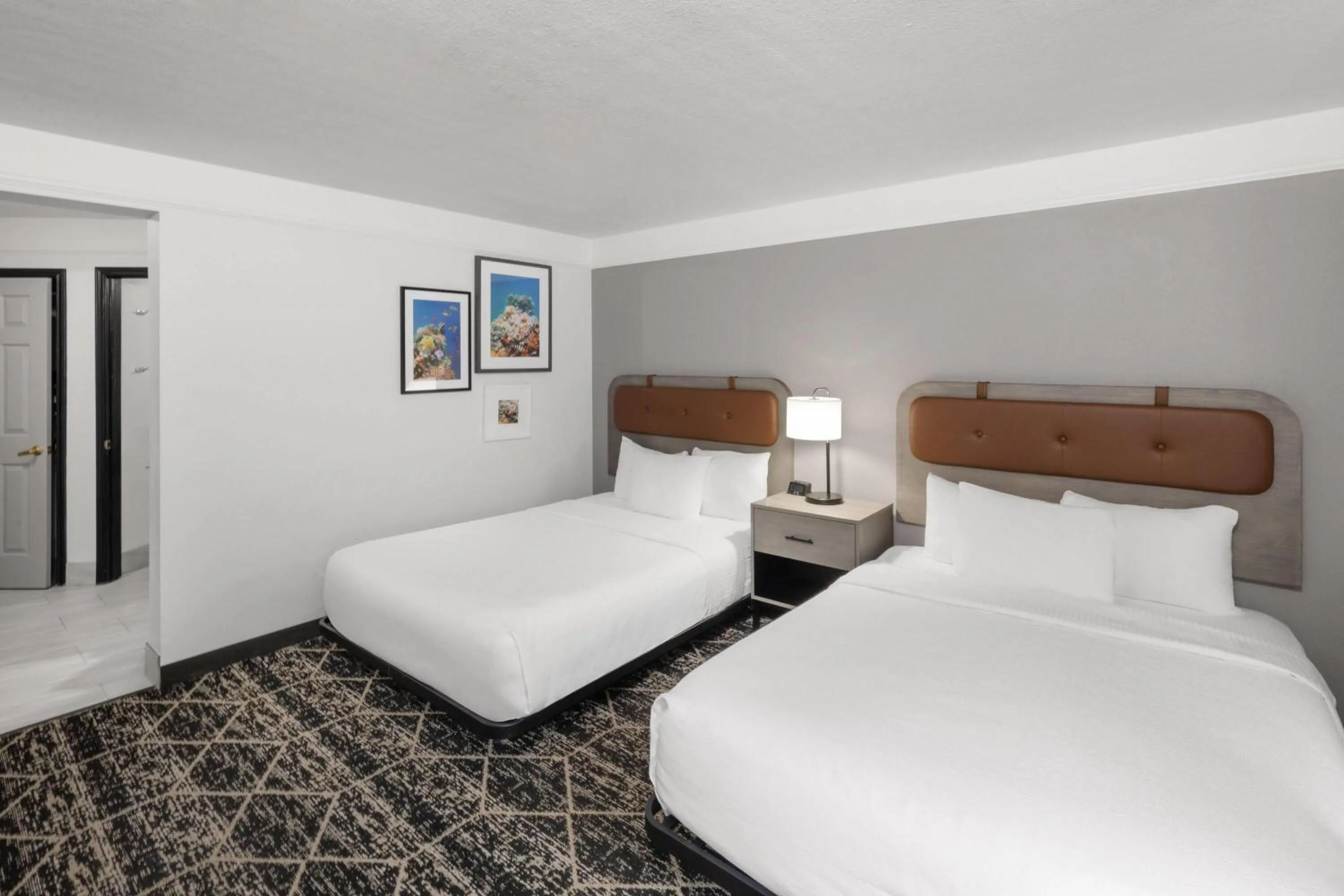 Photo of the whole room, Bed in La Quinta Inn & Suites by Wyndham Houston Bush IAH South