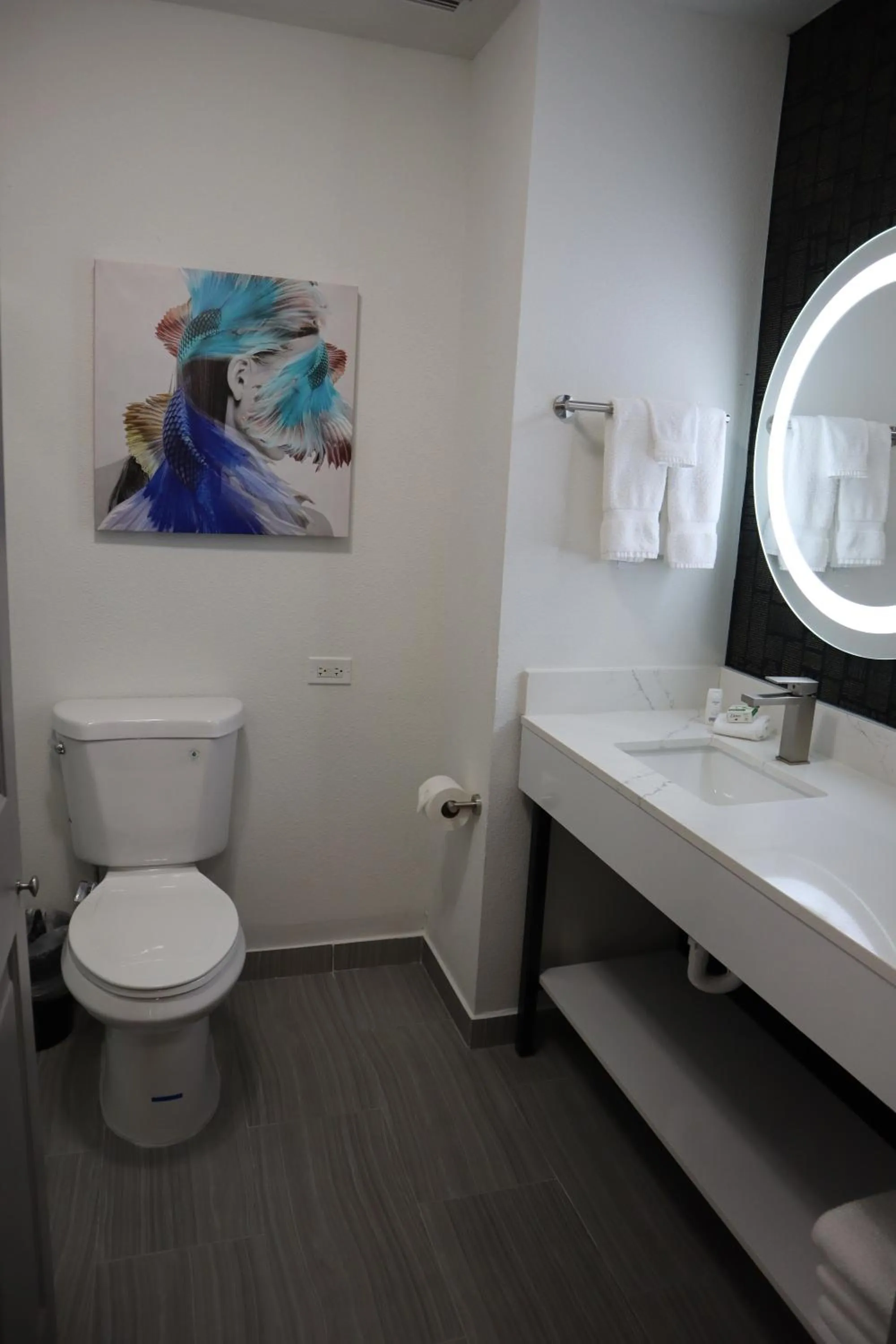 Bathroom in La Quinta Inn & Suites by Wyndham Houston Bush IAH South