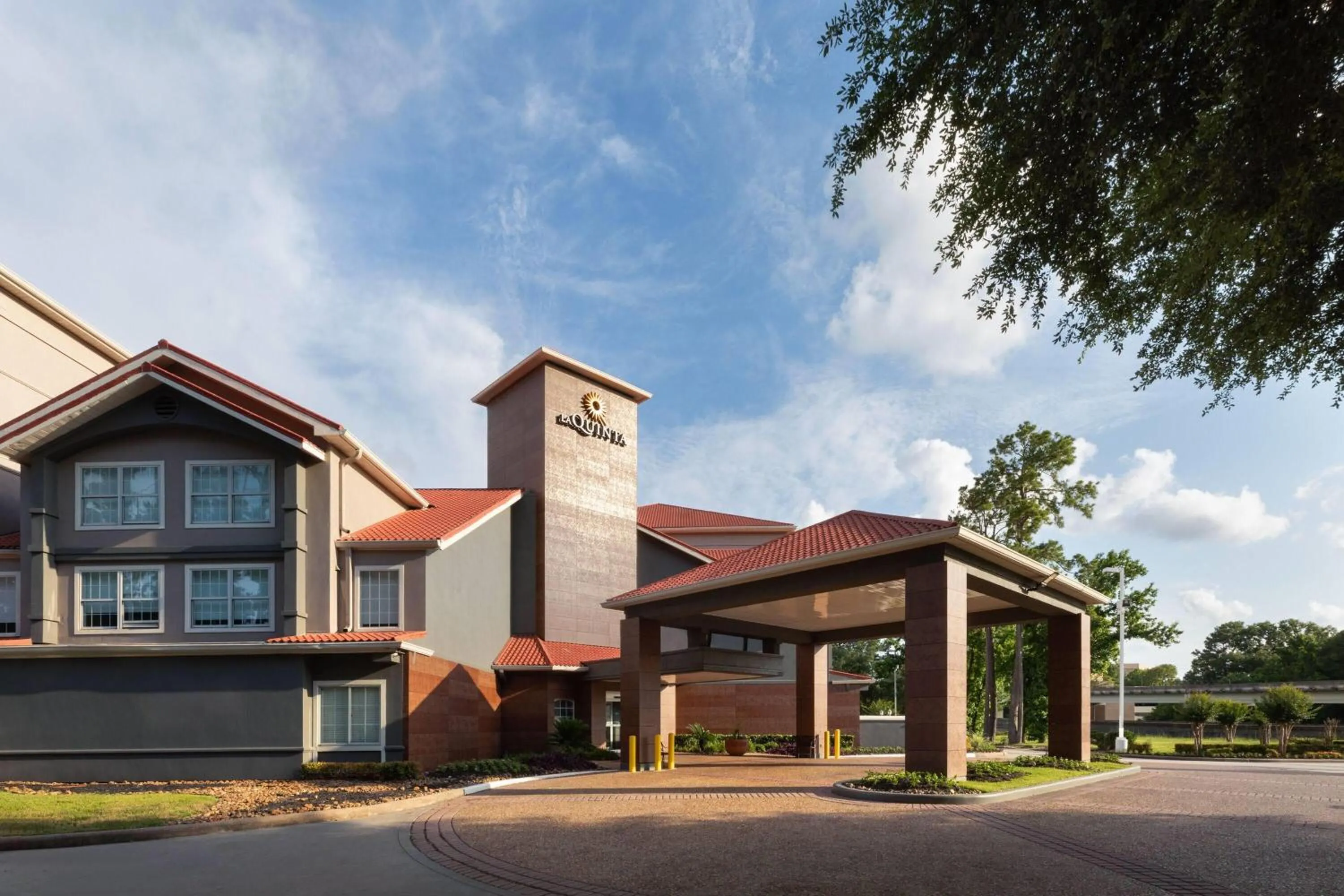 Property building in La Quinta Inn & Suites by Wyndham Houston Bush IAH South