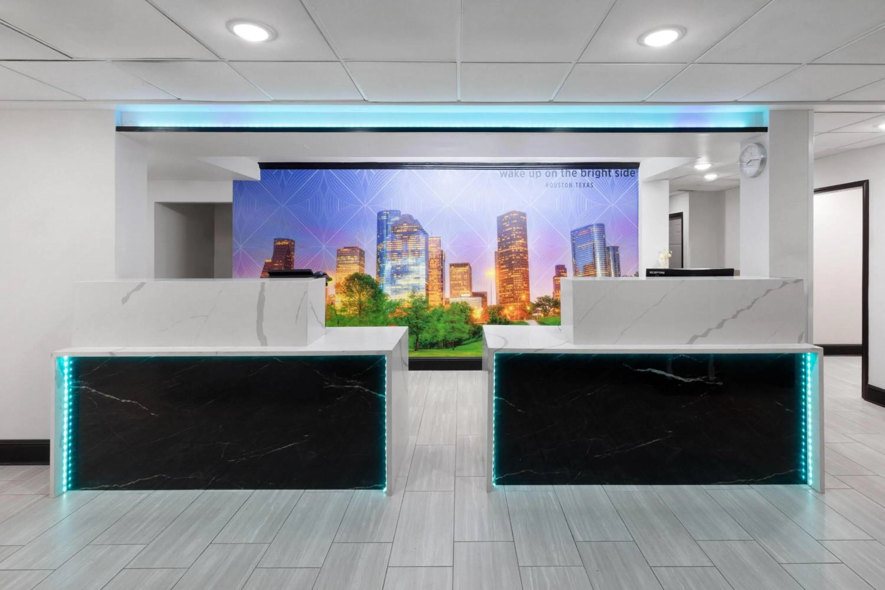 Lobby or reception in La Quinta Inn & Suites by Wyndham Houston Bush IAH South