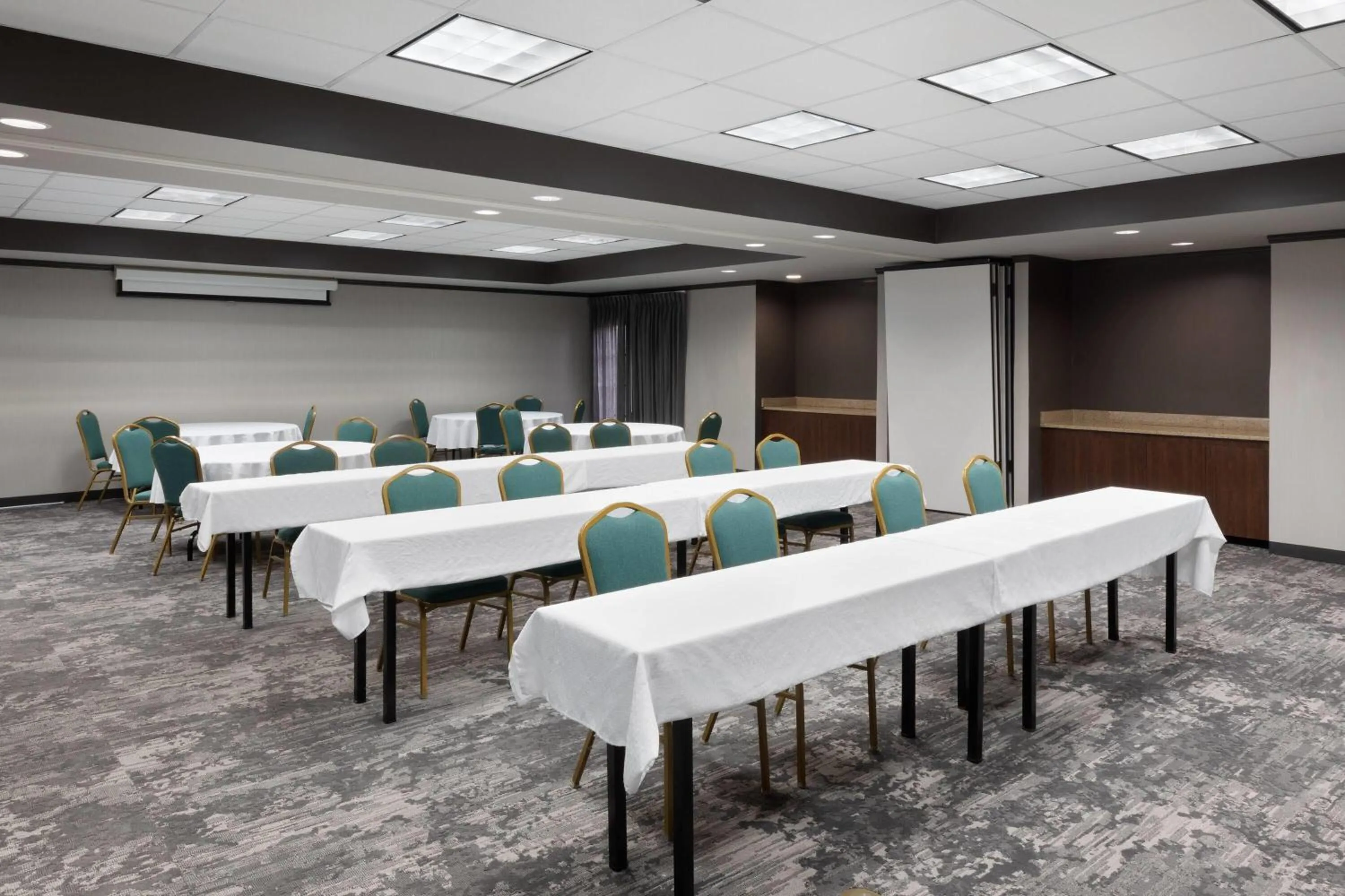 Meeting/conference room in La Quinta Inn & Suites by Wyndham Houston Bush IAH South