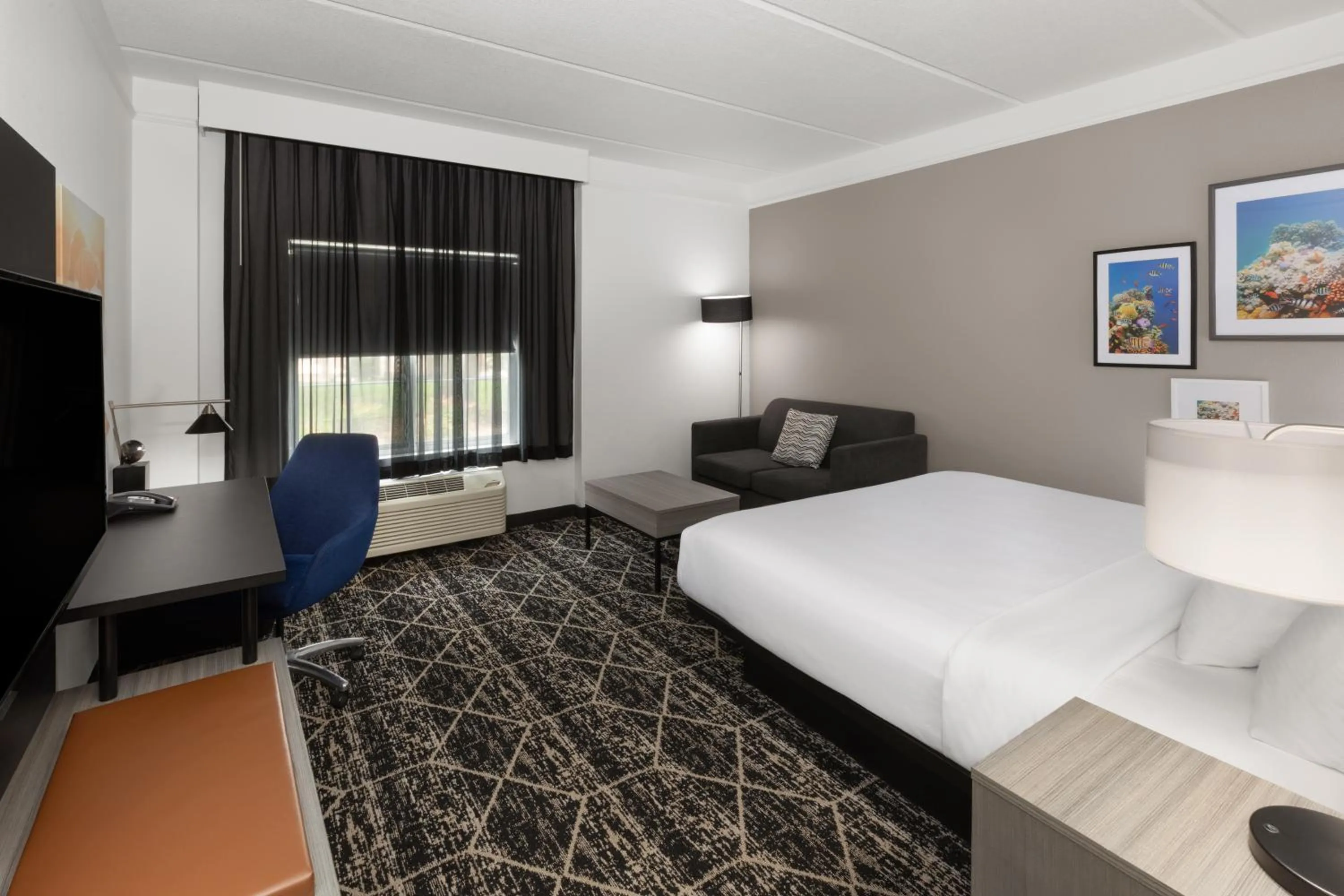 View (from property/room), Bed in La Quinta Inn & Suites by Wyndham Houston Bush IAH South