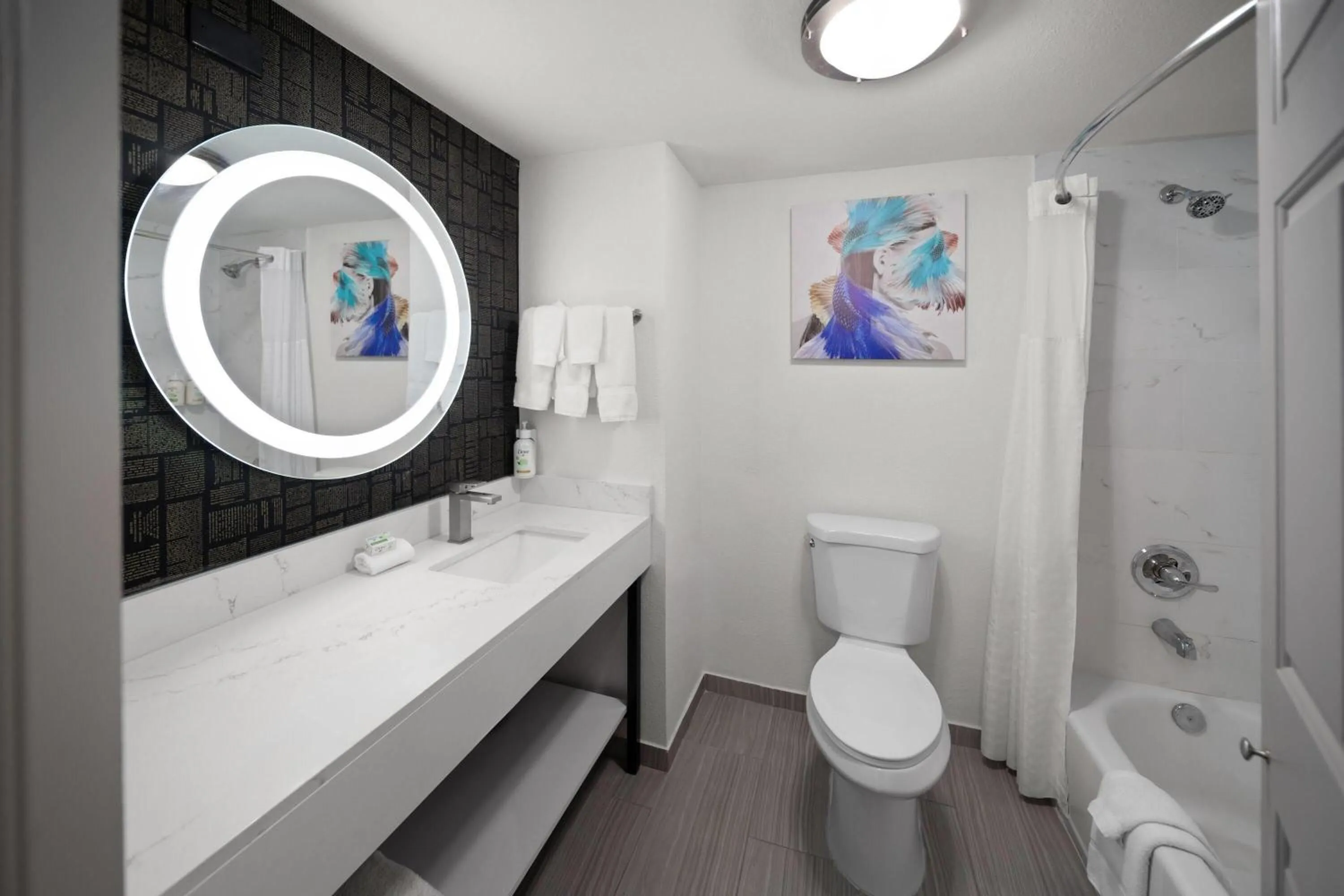 Bathroom in La Quinta Inn & Suites by Wyndham Houston Bush IAH South