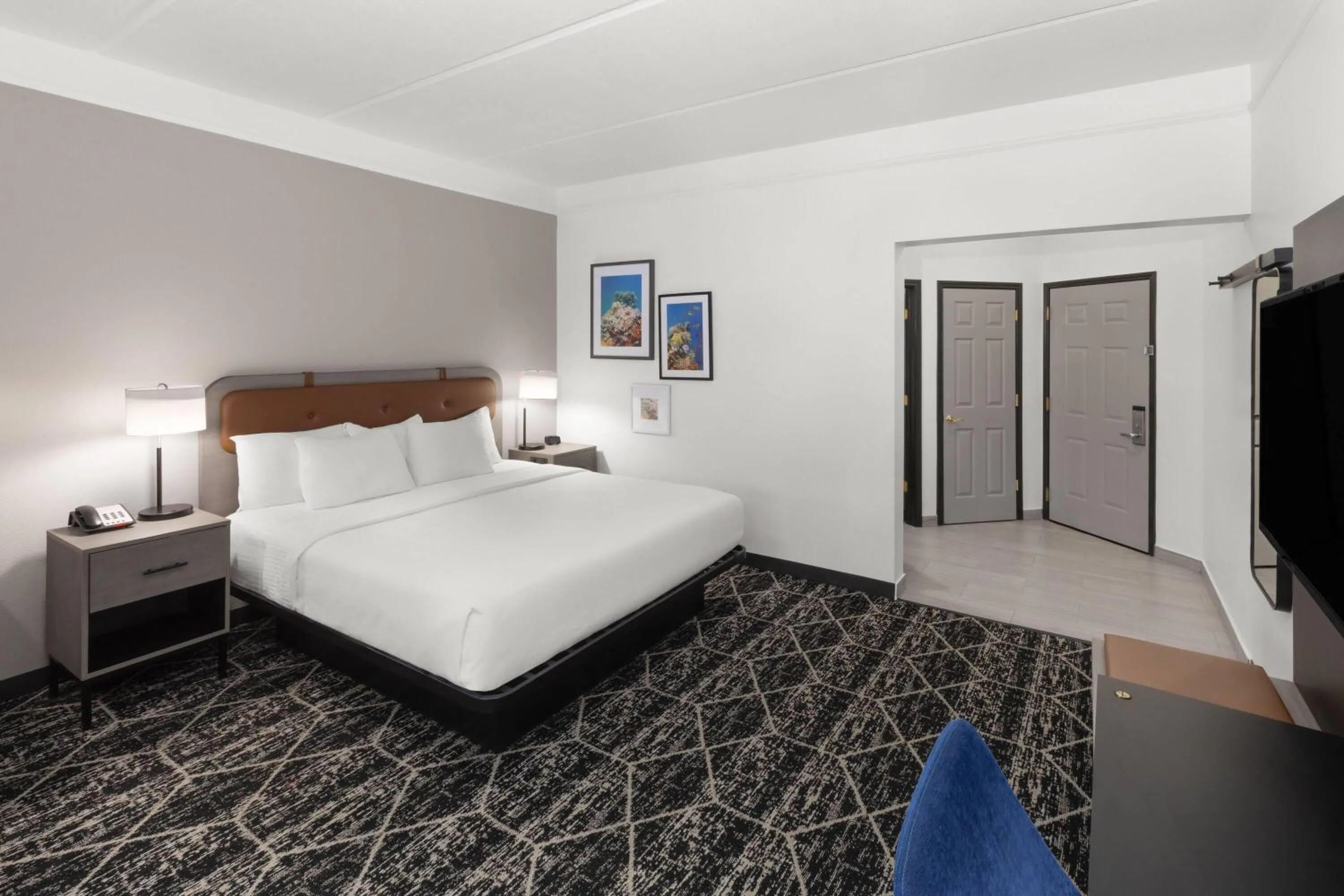 Photo of the whole room, Bed in La Quinta Inn & Suites by Wyndham Houston Bush IAH South