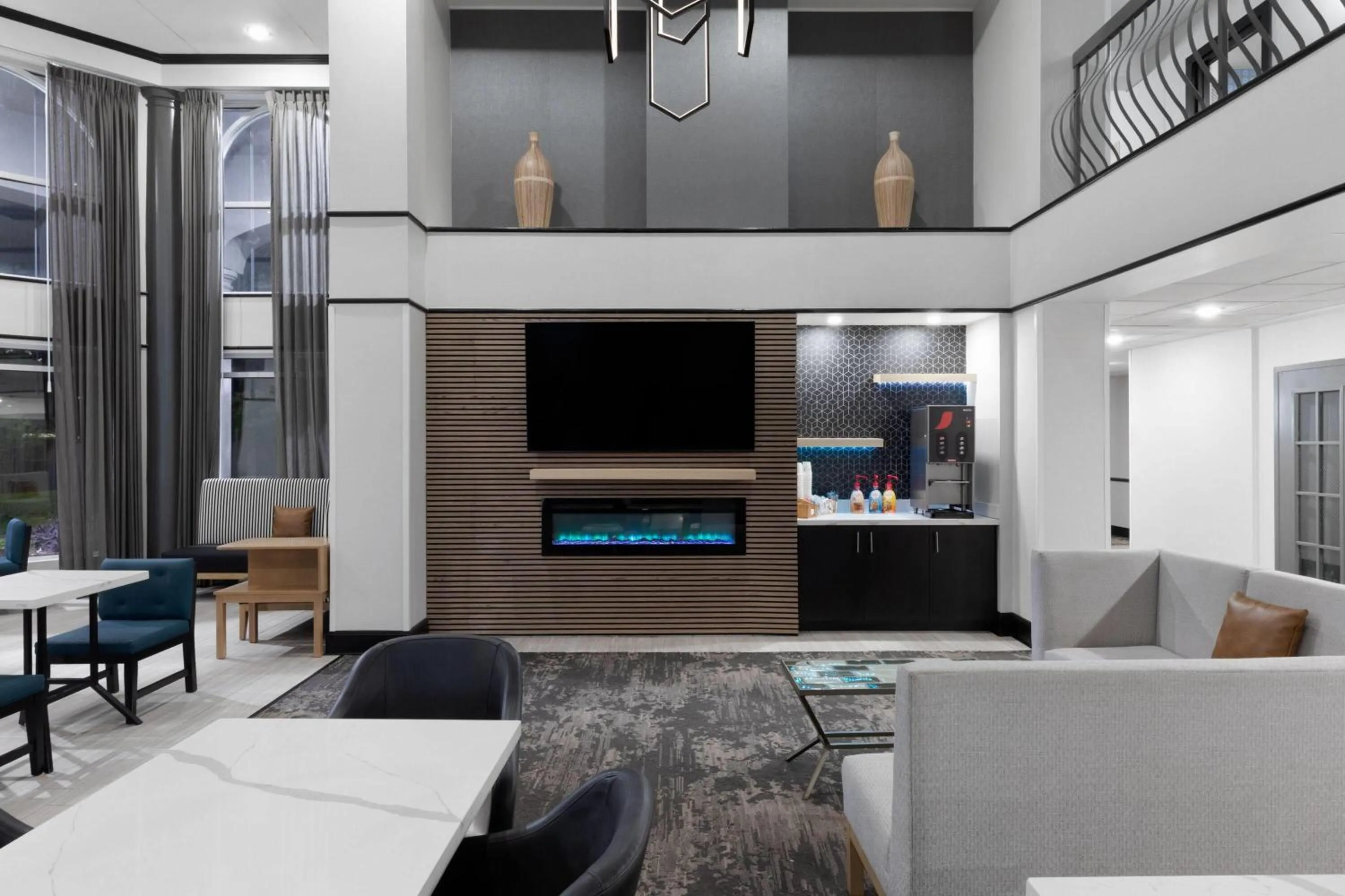 Lobby or reception in La Quinta Inn & Suites by Wyndham Houston Bush IAH South