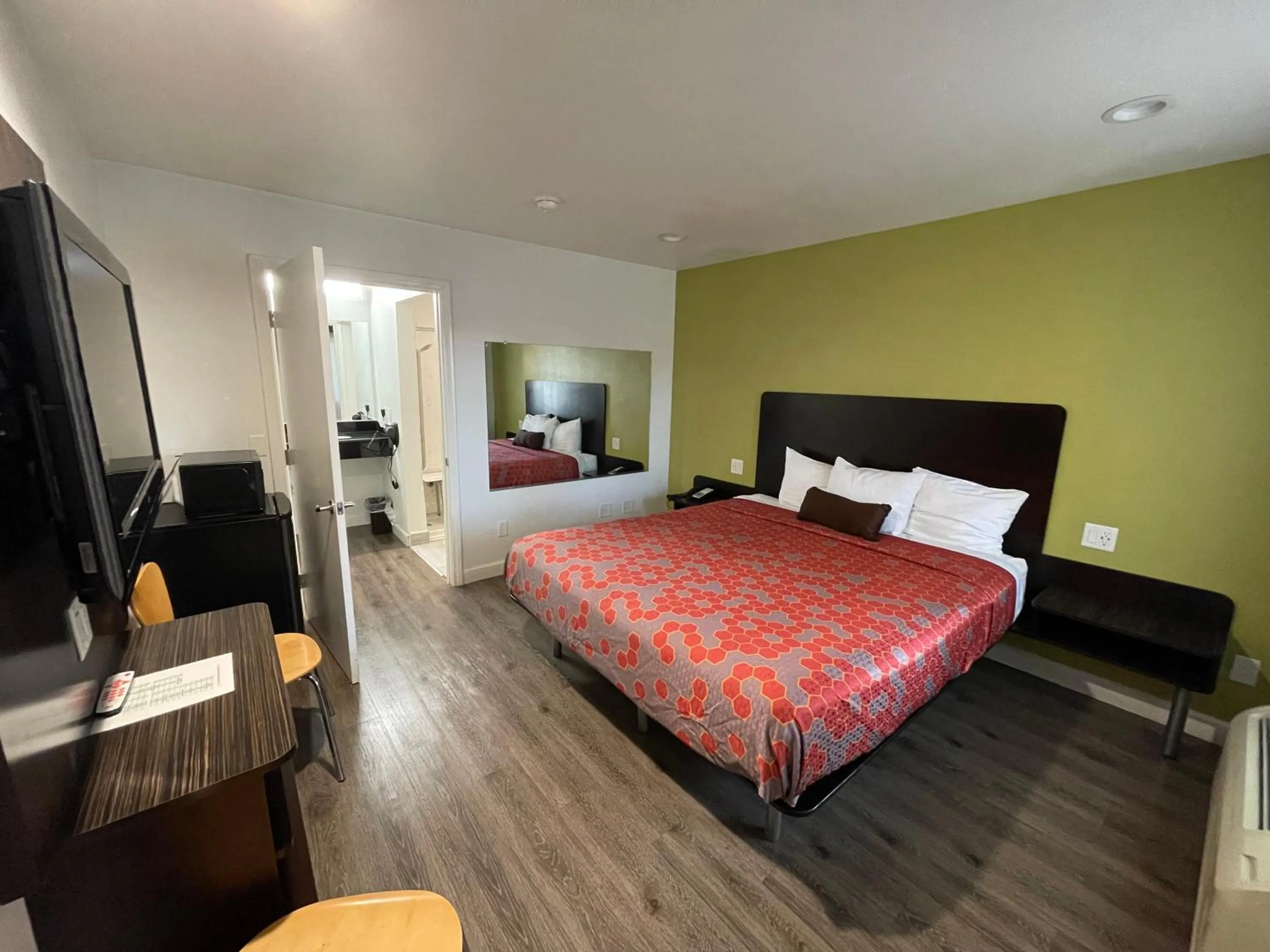 Photo of the whole room, Bed in Claremont Lodge