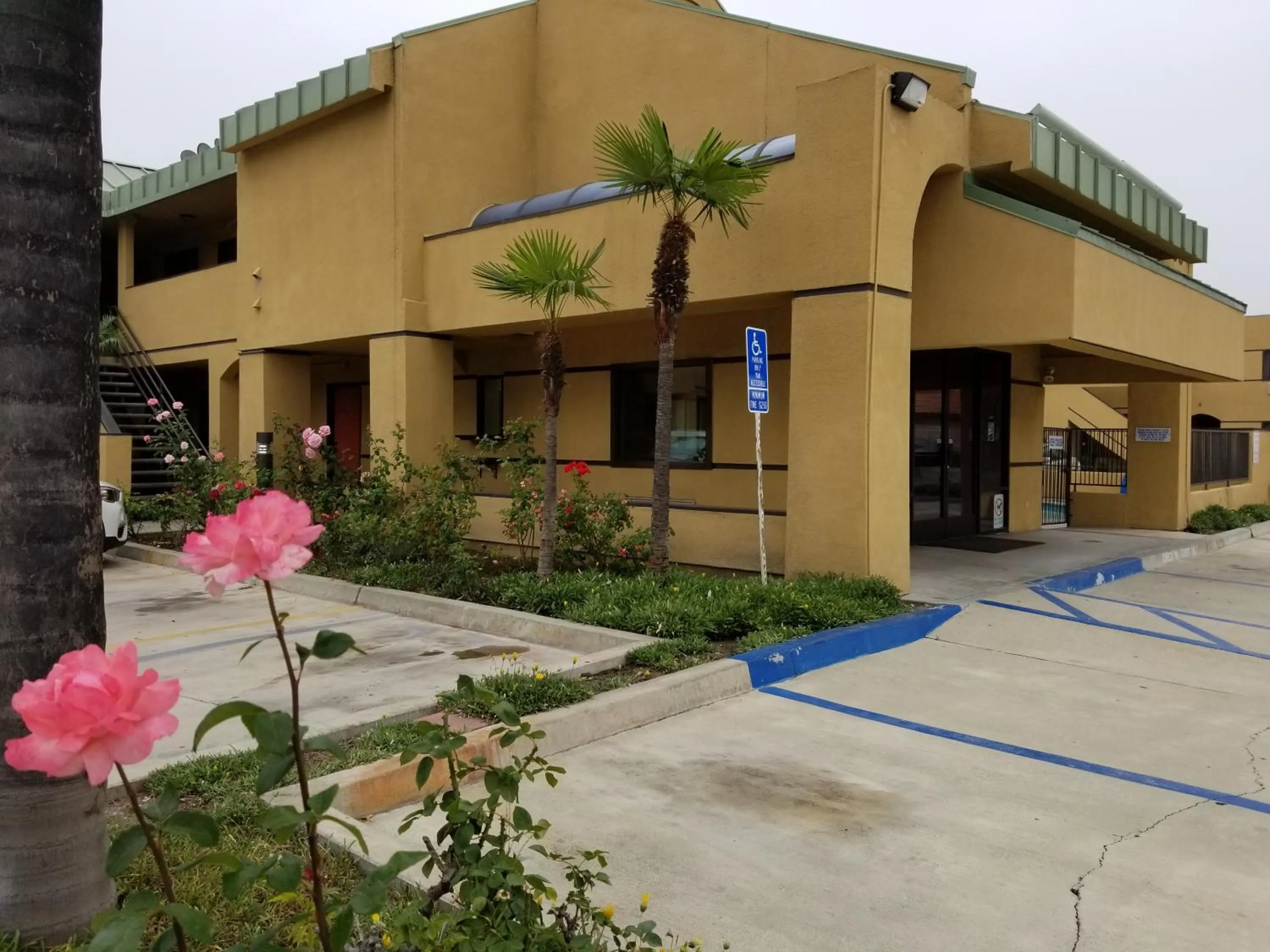 Facade/entrance in Claremont Lodge