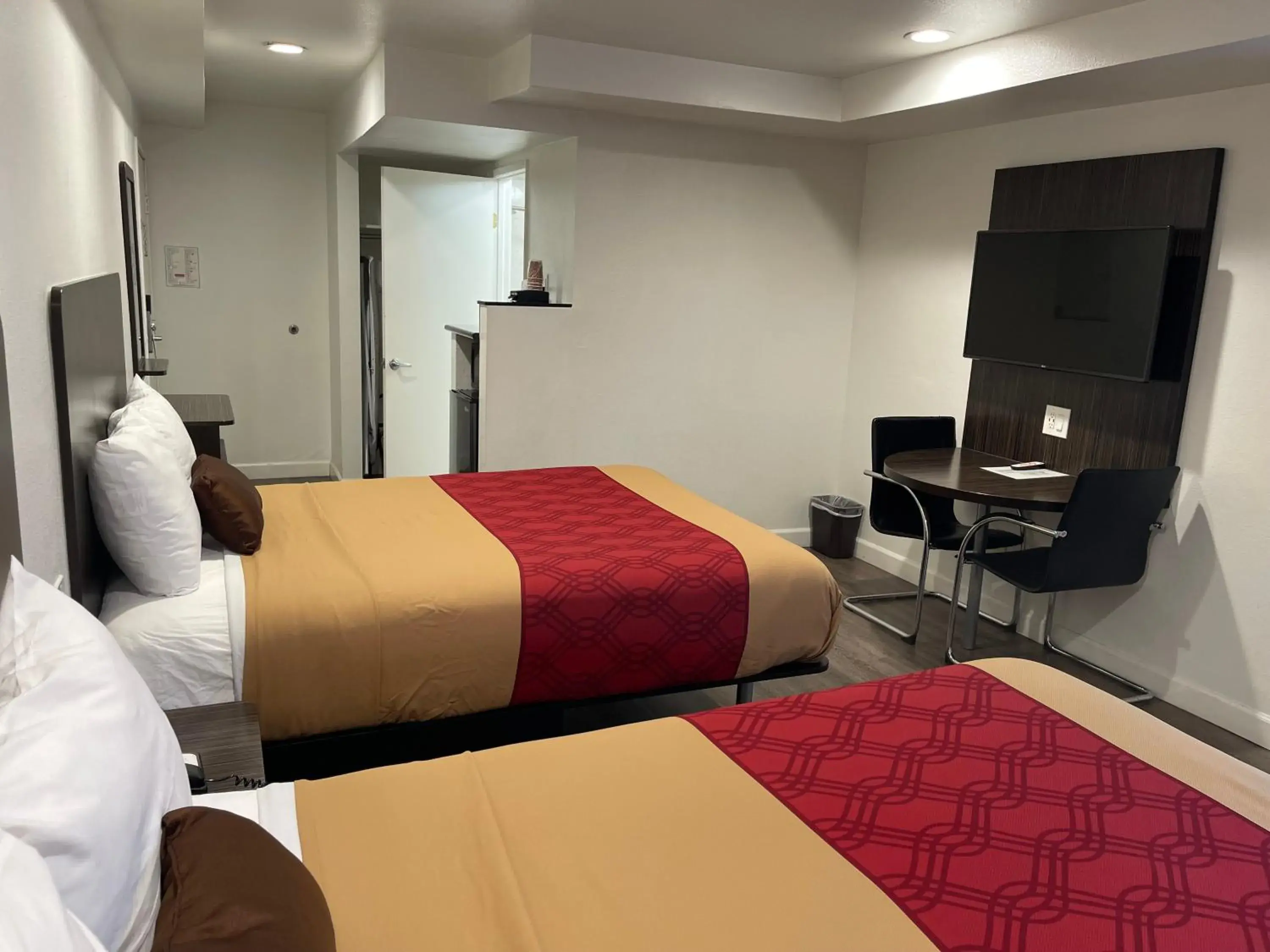 Queen Room with Two Queen Beds in Claremont Lodge Queen Room with Two Queen Beds in Claremont Lodge