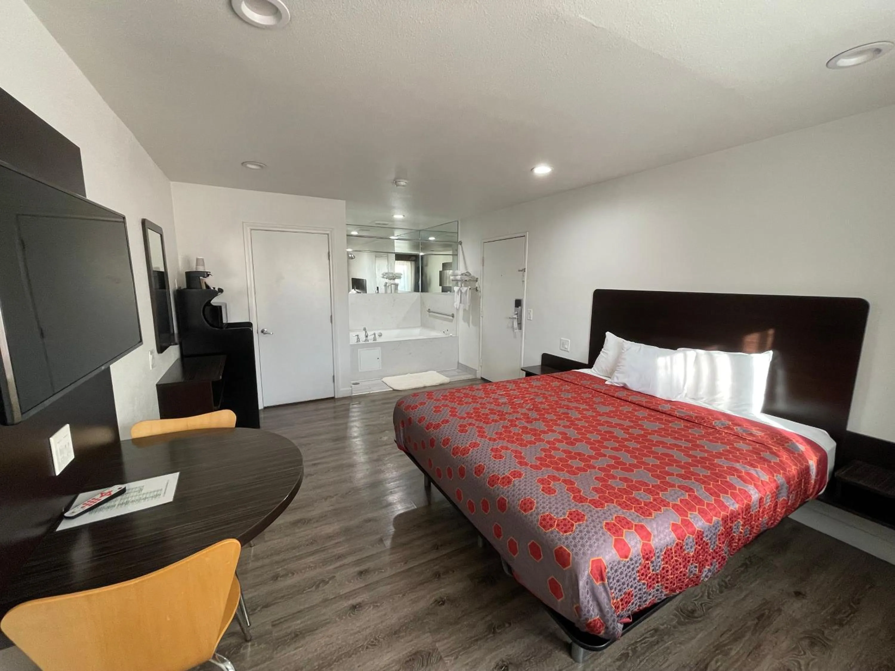 Photo of the whole room, Bed in Claremont Lodge