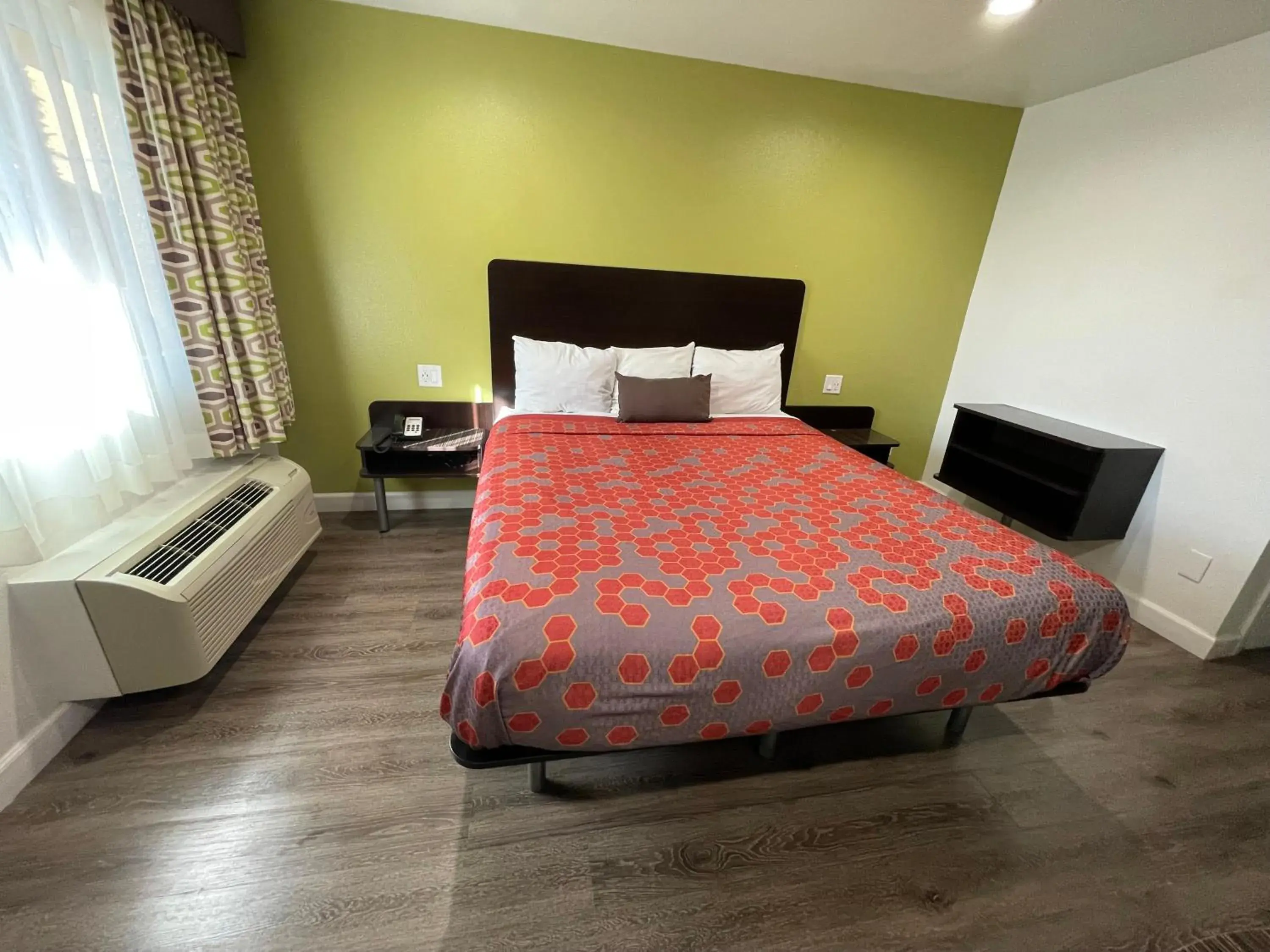 King Room Smoking in Claremont Lodge King Room Smoking in Claremont Lodge