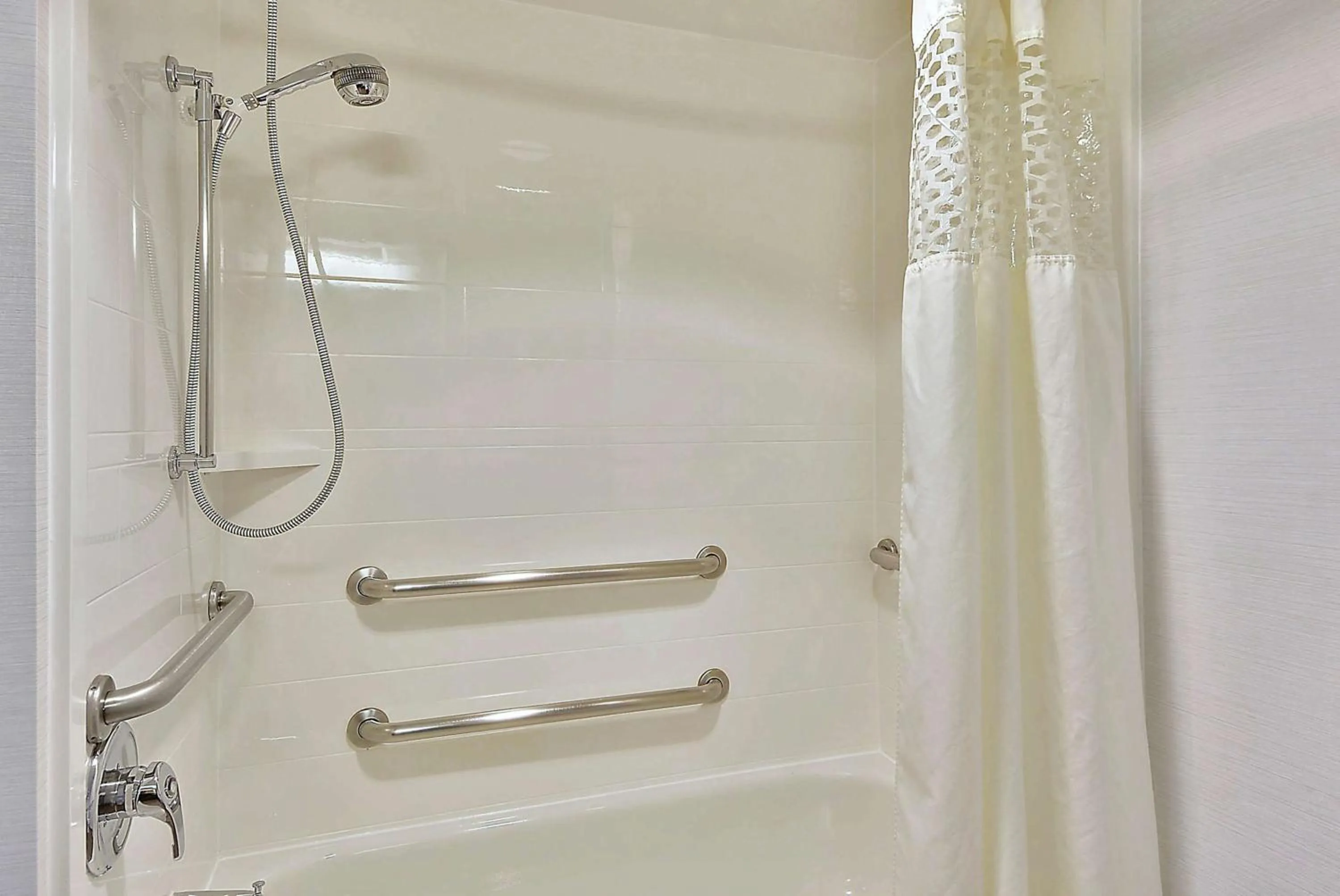 Bathroom in Hampton Inn Alexandria/Old Town