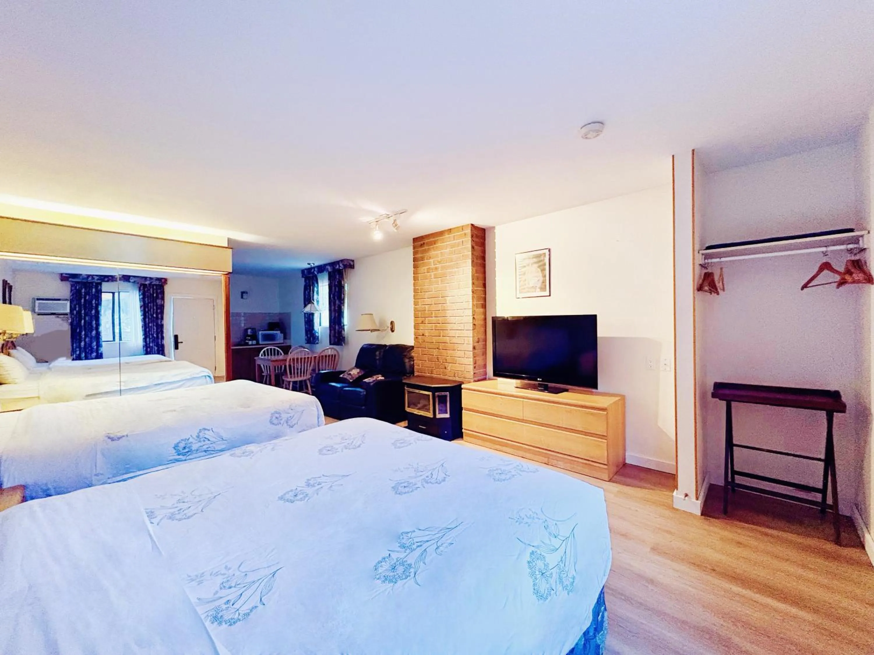 Bed in Inntowne Motel