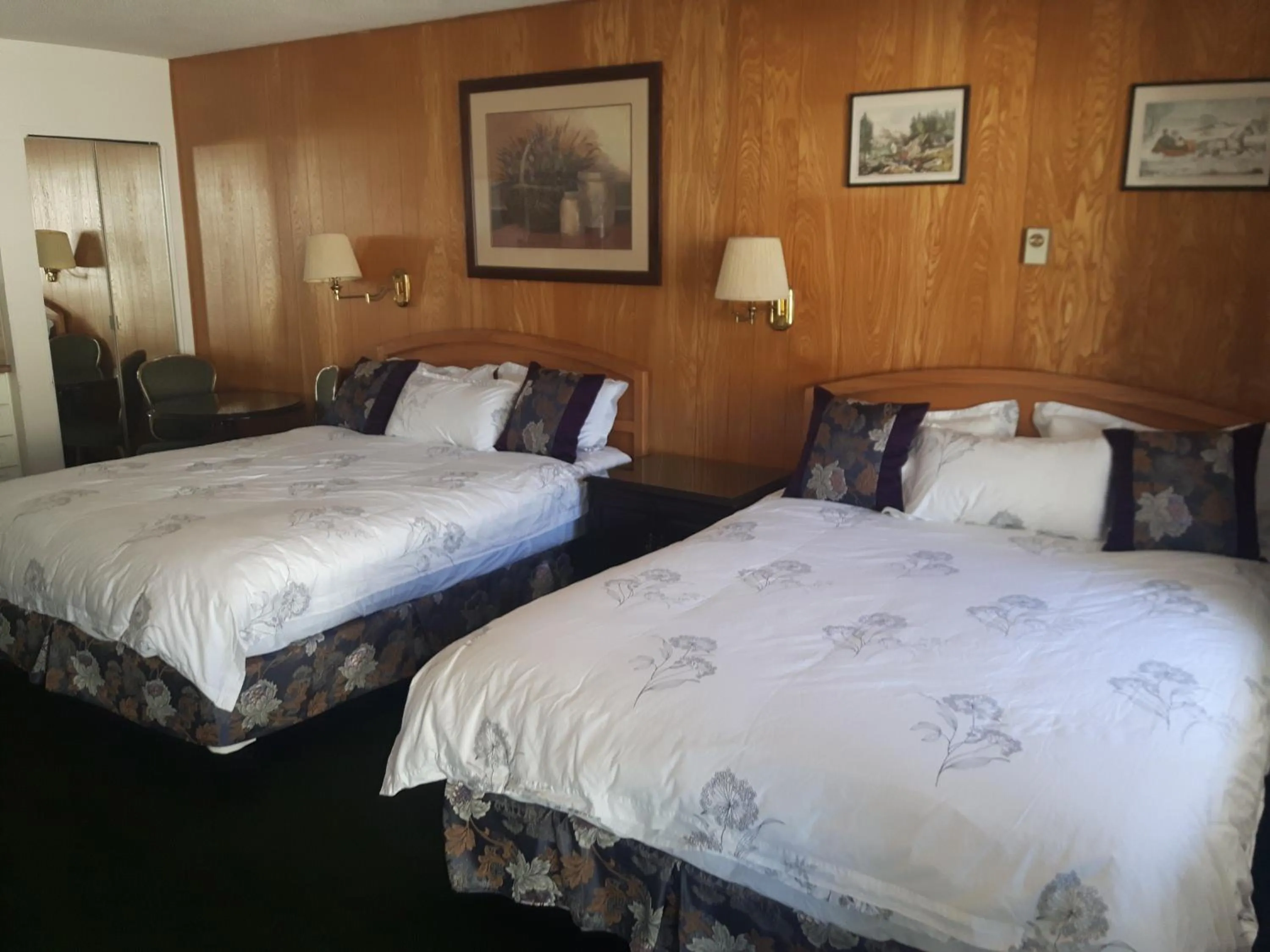 Bed in Inntowne Motel