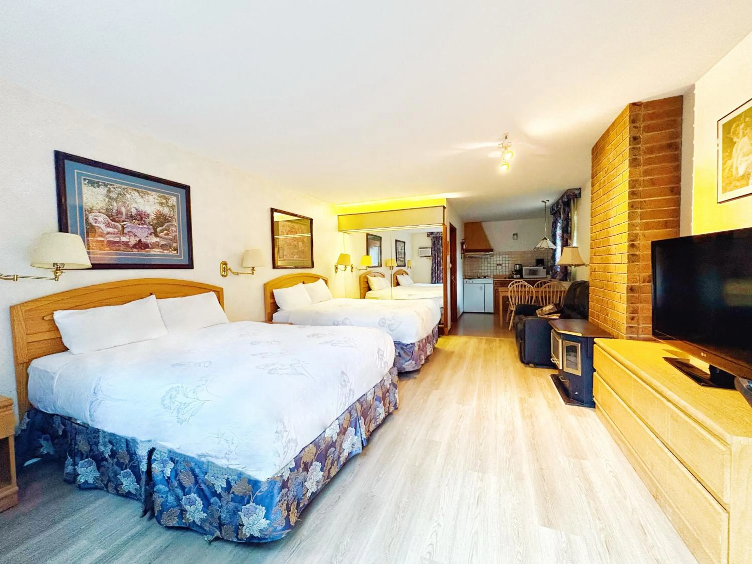 Bed in Inntowne Motel