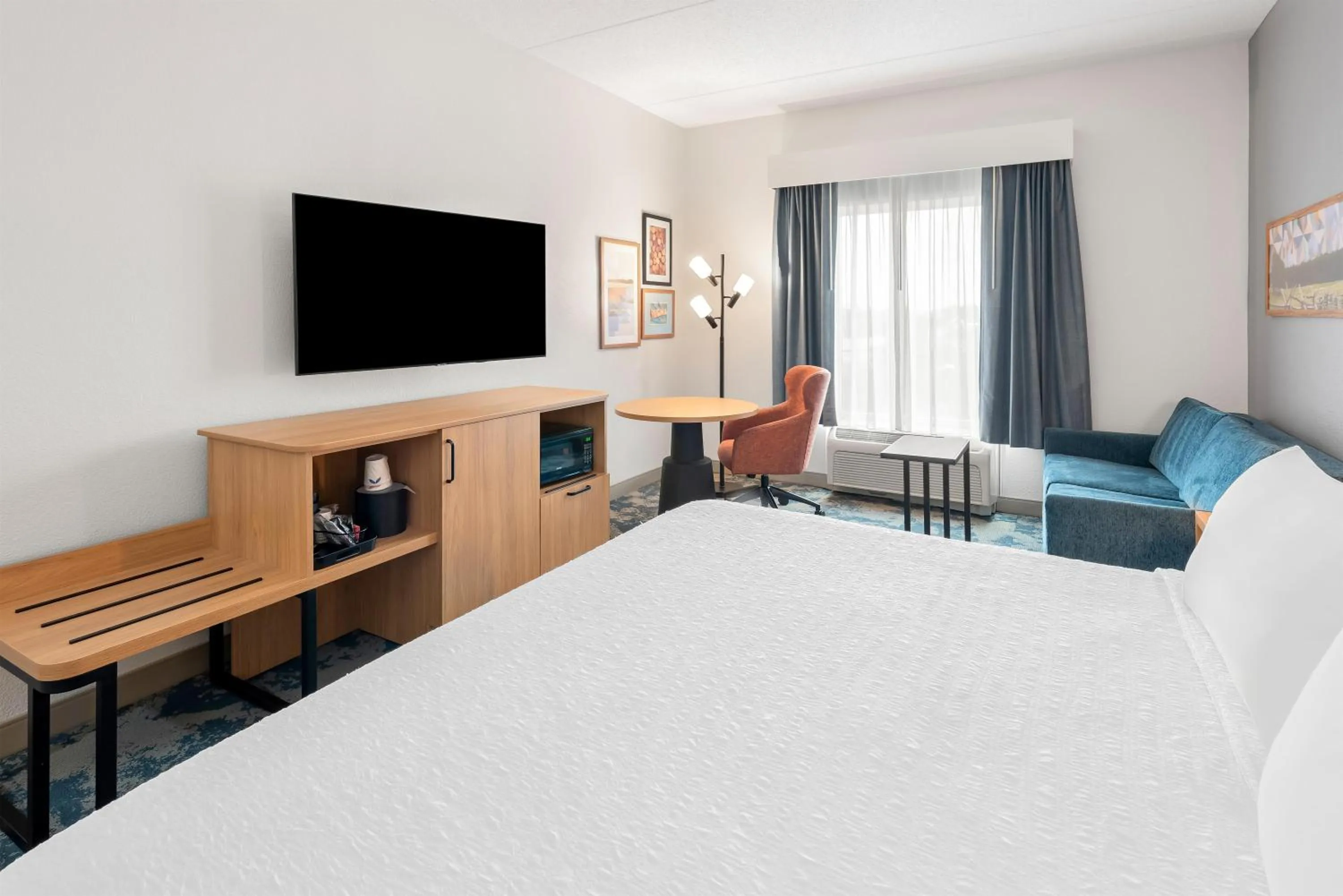 Living room, Bed in Hampton Inn Gainesville-Haymarket