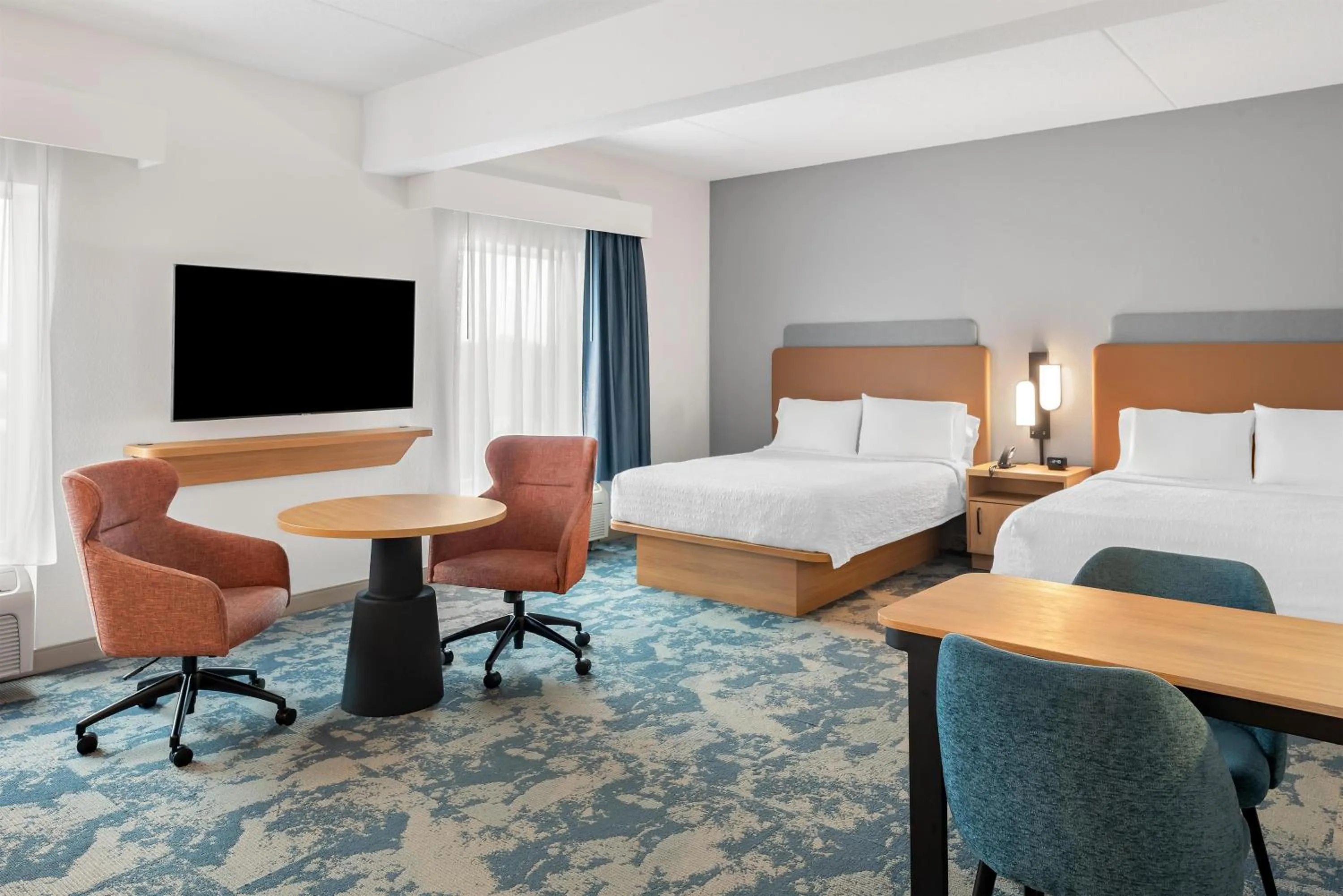 Living room, Bed in Hampton Inn Gainesville-Haymarket